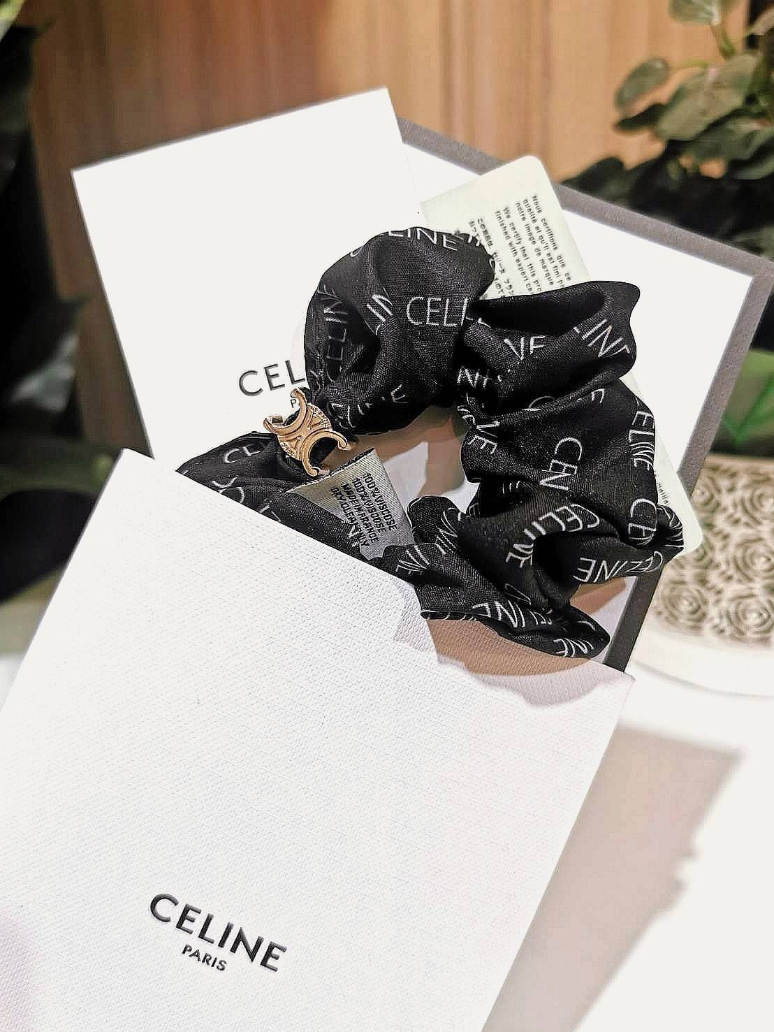 Celine Scrunchy Rayure Bracelet in Brass / CELINE BRACELET WITH TRIOMPHE GOLD AND SILK ที่รัดผมที่ไม่ใช่เพียงรัดผมแต่เป็นเครื่องประดับในสไตล์สาว LISA ที่ต้องอยู่ที่ข้อมือเท่านั้น! จนถือเป็นซิกเนเจอร์ที่โดดเด่นจนแฟนๆทั่วโลกต้องจดจำ วัสดุทอจากไหมทั้งเส้นลาย