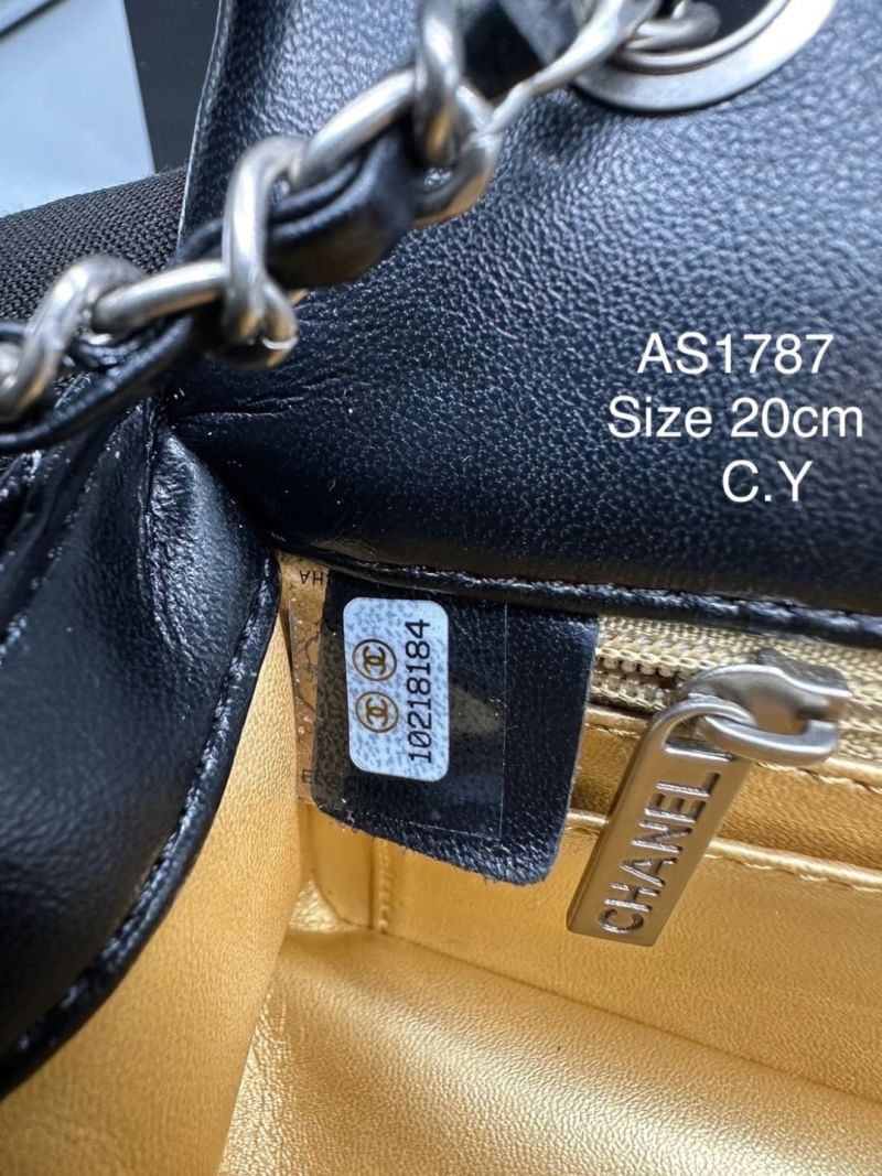 Chanel pearl crush mini flap bag กระเป๋าสะพายทรงคลาสสิก โดดเด่นด้วยอะไหล่ทรงมุกแต่งโลโก้แบรนด์ สวยหรู ดูแพง ผู้ดีมากๆ สะพายออกงานได้สวยๆเลย หรือจะสะพายไปทำงาน ไปเที่ยวก็เหมาะ จะซื้อเป็นของขวัญหรือใช้เอง ก็คุ้มค่าแน่นอนจ้า