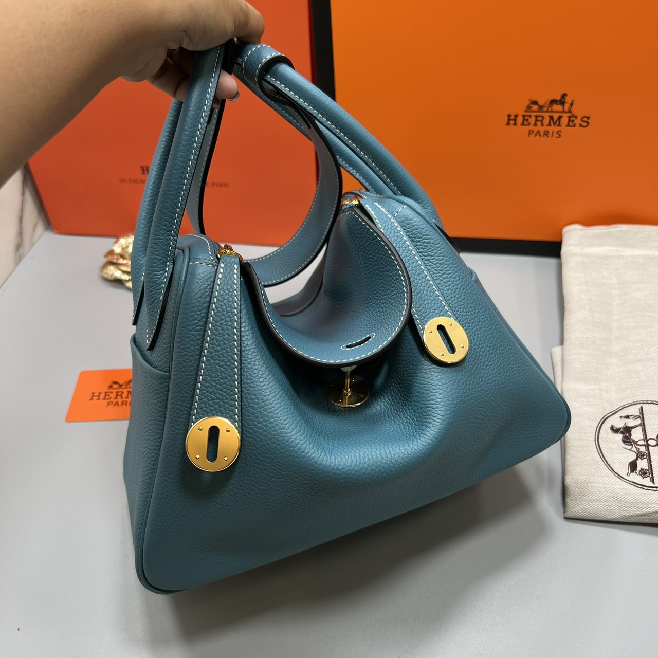 พร้อมส่ง 15 สี HERMES Lindy 26 bag กระเป๋าทรงโท้ทหนังสวยอย่างดี เอกลักษณ์ของความเรียบหรูไฮคลาสอย่างสมบูรณ์แบบ เกรดออริ สลับแท้ งานสวยตามรูป ใช้งานต่างประเทศได้