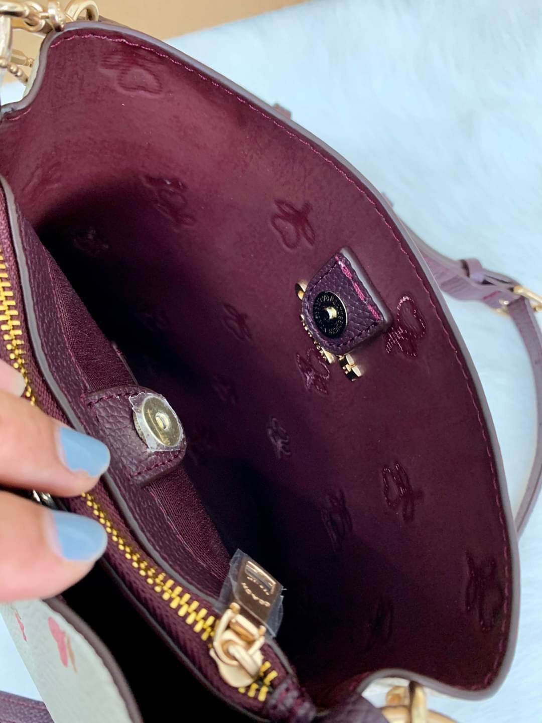 COACH SMALL TOWN BUCKET BAG WITH HEART FLORAL PRINT ((C2811)) 💐พร้อมส่งสินค้าห้ามพลาดค่ะ! กระเป๋าหิ้ว//คล้องไหล่//สะพายครอสบอดี้ร์ได้ ใบเดียวเอาอยู่จร้า😘 หนังแท้โดดเด่นด้วยดอกหัวใจนูนสลับวิ้งๆ ได้สวยงามน่ารักมากๆค่ะ