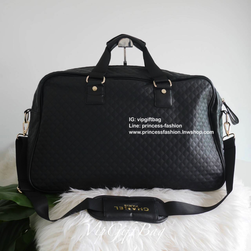 CHANEL VIP GIFT TRAVEL BAG (XL) กระเป๋าเดินทางแบบถือไซส์ใหญ่พิเศษ พรีเมี่ยมกิ๊ฟของเเท้จาก CHANEL วัสดุหนังสังเคราะห์ ลายตารางเนื้อหนาสีดำ เต็มใบ ด้านในเปิดปิดด้วยซิปที่จับหนัง (มีหนังสำหรับรวมหูให้ด้วยกระดุม) ใส่เสื้อผ้าได้มากกว่า4-5ชุด สายสะพายยาวมีที่รอ
