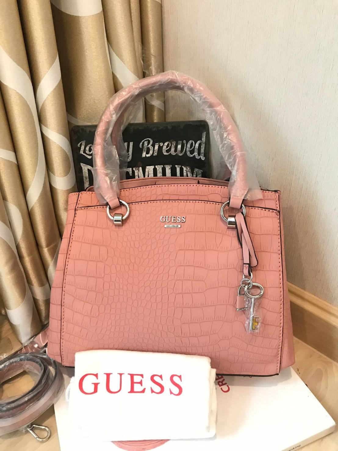 GUESS Croc Skin Women's Handbag Shoulder Bag กระเป๋าถือหรือสะพายหนังลายจรเข้ทั้งใบ เปิดปิดด้วยกระดุมแม่เหล็ก ภายในมีช่องใหญ่สองช่อง และมีช่องซิปคั่นกลาง ใส่ของได้เยอะรวมถึงมินิไอแพคและกระเป๋าสตางค์ทรงยาวได้ ด้านหน้าประดับแม่และลูกกุญแจสายหนัง สามารถถ