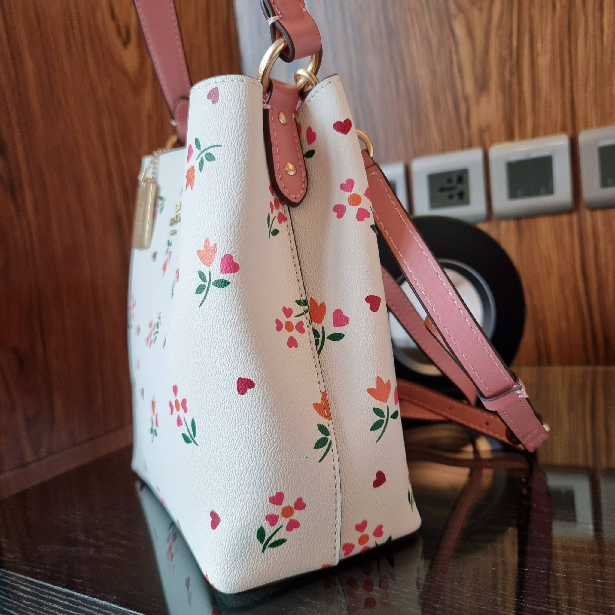 COACH C7976 SMALL TOWN BUCKET BAG WITH HEART PETAL PRINT 💕💜💕💝 คอลเลคชั่นใหม่ล่าสุด ที่พร้อมให้สาวๆได้สวยในเทศกาลแห่งความรัก กระเป๋าทรงบัคเก็ตไซส์เล็ก ดีไซน์ลวดลายสุดคิ้วท์ ช่อดอกไม้หัวใจ เห็นแล้วต้องปิ๊ง!! วัสดุหนัง pepble 
