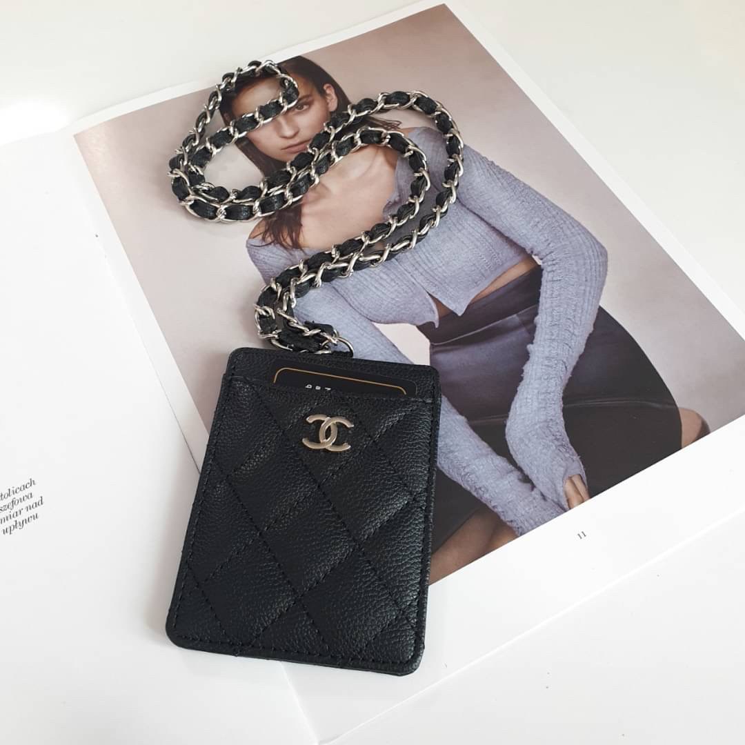 CHANEL CARD HOLDER WITH CHAIN พร้อมส่งที่ไทย สายคล้องบัตรสุดคลาสสิค จากงานพรีเมี่ยมกิ้ฟท์แบรนด์ดังอย่าง CHANEL วัสดุหนังสังเคราะห์ ลายสวยมาก ด้านหน้าประดับโลโก้ CC มีช่องใส่บัตรมากกว่า4ใบ มาพร้อมสายคล้องแบบโซ่สลับหนัง ไอเท็มสุดหรูแบบนี้ ต้องมีติดตัวไว้น้า