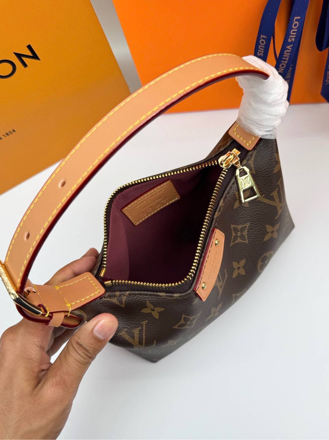 ORI หนังแท้ | LV hills pochette monogram bag กระเป๋าทรงพอช รูปทรงใหม่ใช้งานง่าย กะทัดรัด ไอเท็มจากคอลเลคชั่นประจำฤดูกาล Fall-Winter ยกระดับความงามด้วยขอบหนังและฮาร์ดแวร์สีทอง