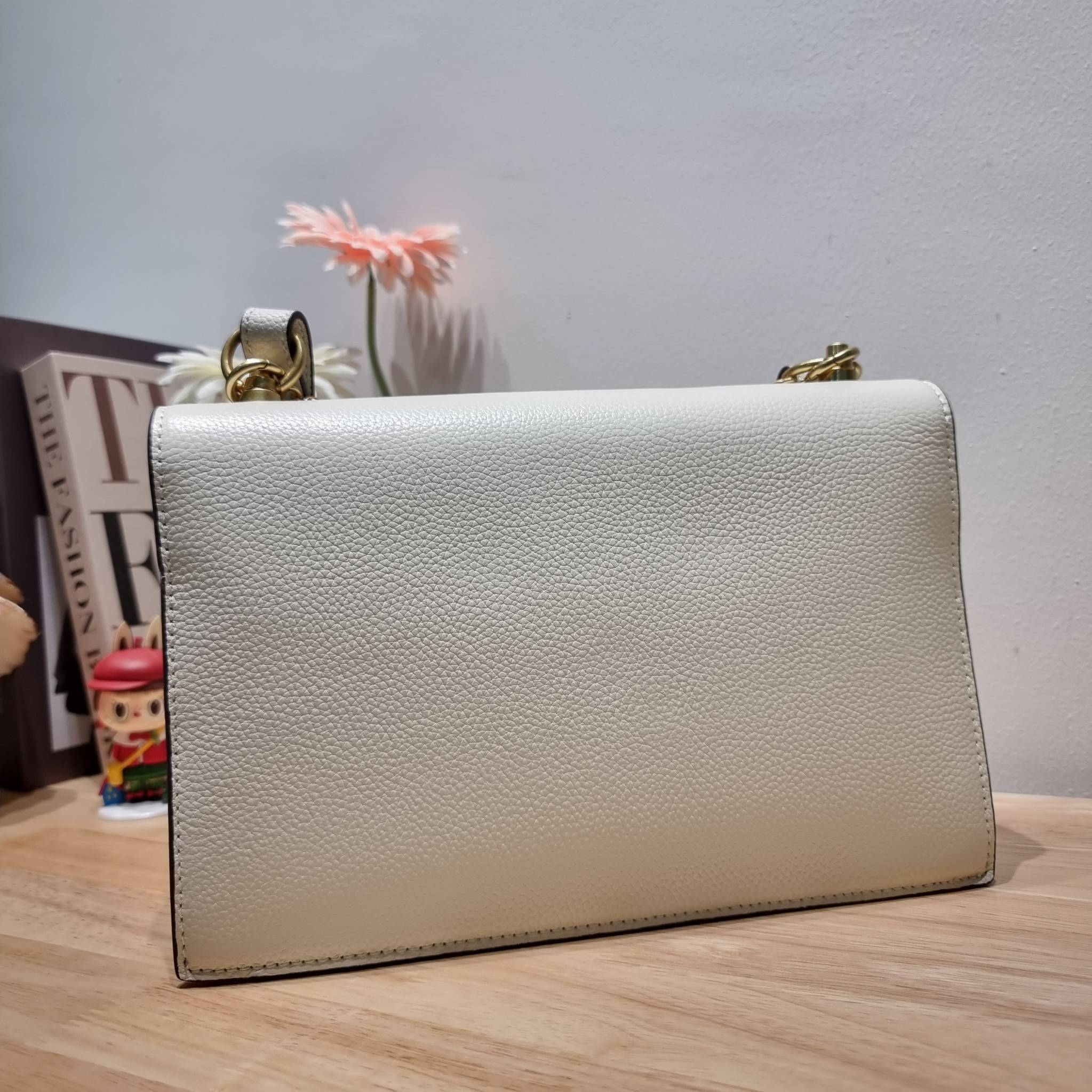 TORY BURCH MILLER SHOULDER BAG / Tory Burch Bag รุ่นยอดนิยม รุ่นหายาก รุ่นที่สาวๆตามหา ใบนี้เลย!! สวยหรู ผู้ดีทุกสี กระเป๋าสะพายไหล่ ดีไซน์อยู่ทรง คลาสสิคแฝงความหรูด้วยโลโก้สีทองอร่ามโดดเด่น