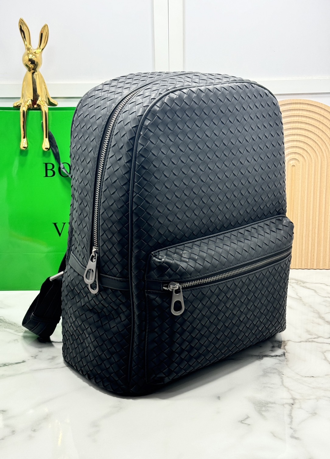 31cm Bottega Shadow Signature Backpack / Bottega Backpack กระเป๋าเป้ กระเป๋าสะพายหลัง โดดเด่นด้วยงานสานตารางสวยคลาสสิคเรียบหรูเป็นเอกลักษณ์ ดีไซน์เรียบง่าย แต่ดูแพง กิมมิคที่ใครๆก็อยากเป็นเจ้าของ