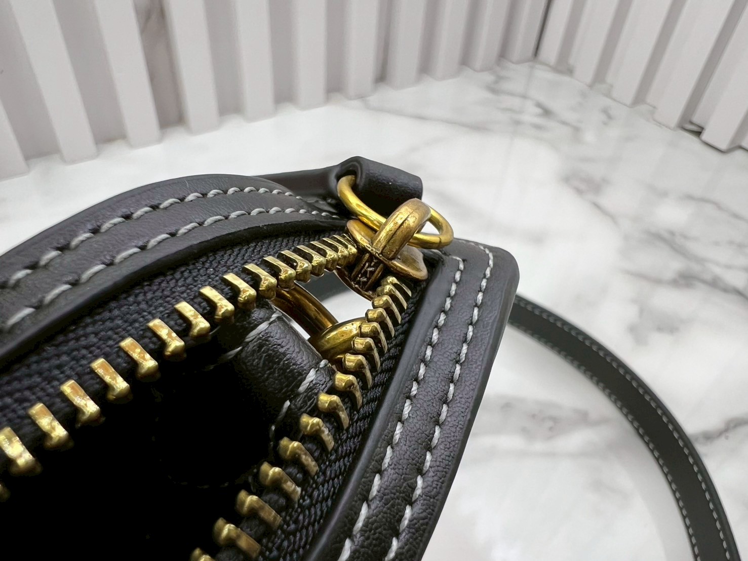 ORI หนังแท้ | Coach Soft Empire Carryall Bag 28 กระเป๋าสะพายทรงโฮโบ รุ่นใหม่ล่าสุด ดีไซน์เรียบง่าย สะพายไปคาเฟ่ ไปเที่ยวถ่ายรูปสวยๆ คือเหมาะสุดๆ หูสะพายยาว พอดีไหล่ ภายในแบ่งสัดส่วนไว้ดี ใบจริงหนังสวยมากๆ