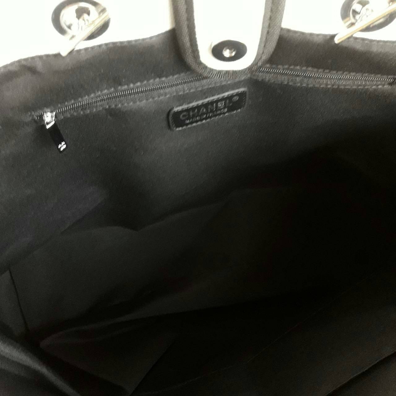 รุ่นใหม่ล่าสุด!! ที่สาวๆรอคอย Chanel tote canvas bag จากงานพรีเมี่ยม VIP GIFT รุ่นดังเลยค้า Size ใหญ่อลัง บอกเลยว่า **งานดีที่สุด ตัวกระเป๋า กระเป๋าผ้าเป็นผ้า canvas เนื้อดีสมราคา สัมผัส นุ่มลื่นมือมากกกก อะไหล่เงินปั้มแบรนด์แท้ทั้งใบ ด้านหน้าปัก logo แบร