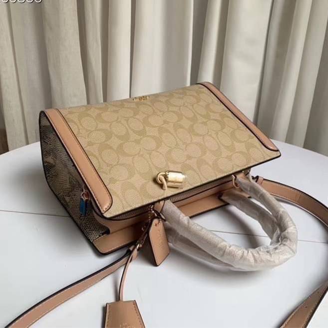 COACH ZOE CARRYALL IN SIGNATURE CANVAS เดอะเบสท์แห่งปี ต้องยกให้พี่คนสวยใบนี้เลย!! รุ่นที่สาวๆตามหา หายากอีกหนึ่ง กระเป๋าถือ/สะพายทรงสวย คลาสสิค ใบใหญ่จุคุ้ม มีดีเทลน่ารักๆที่แม่กุญแจ สามารถล็อคหัวซิปได้ กุญแจซ่อนในพวงหนังห้อยก็น่ารักไปอีก ภายในโล่งกว้าง 