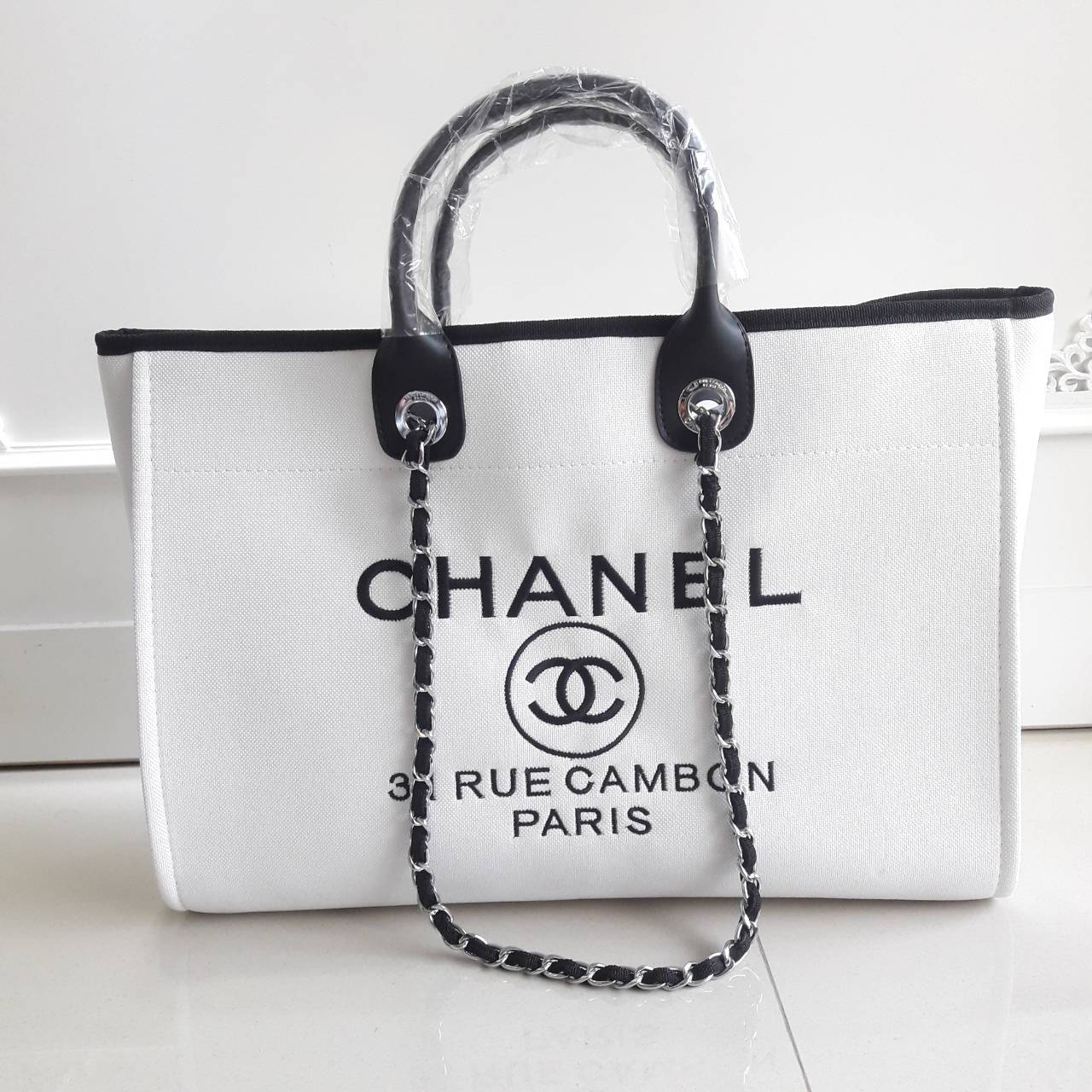 รุ่นใหม่ล่าสุด!! ที่สาวๆรอคอย Chanel tote canvas bag จากงานพรีเมี่ยม VIP GIFT รุ่นดังเลยค้า Size ใหญ่อลัง บอกเลยว่า **งานดีที่สุด ตัวกระเป๋า กระเป๋าผ้าเป็นผ้า canvas เนื้อดีสมราคา สัมผัส นุ่มลื่นมือมากกกก อะไหล่เงินปั้มแบรนด์แท้ทั้งใบ ด้านหน้าปัก logo แบร