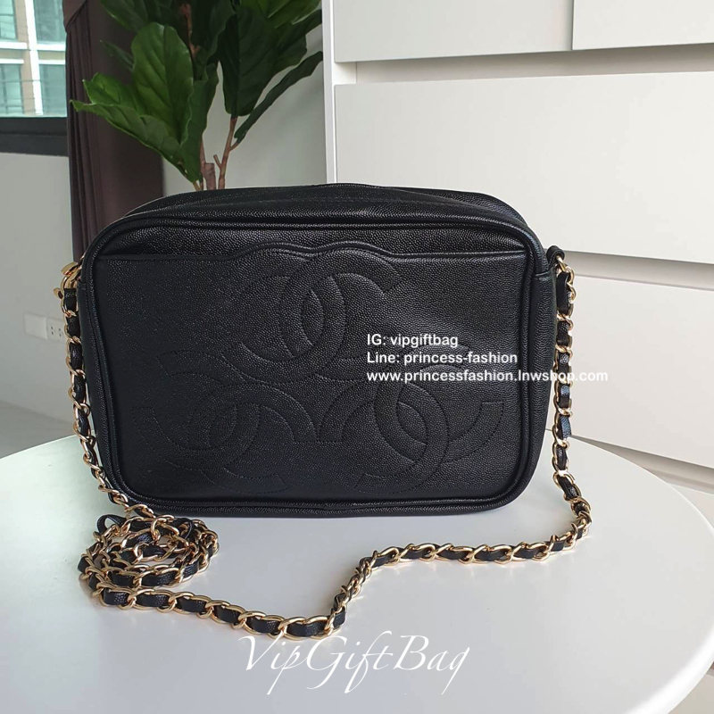 CHANEL VIP GIFT BAG รุ่น CHAIN CROSSBODY กระเป๋าของสมนาคุณ จากพรีเมี่ยมกิ้ฟแบรนด์ดังอย่าง CHANEL วัสดุหนังสังเคราะห์ ลายคาเวียร์สุดหรูเต็มใบ #เล่นแสงสวยมาก ด้านในเปิดปิดด้วยซิปCC อะไหล่ทอง มีช่องซิปแยกอีกหนึ่งช่อง สามารถใส่กระเป๋าสตางค์ใบยาว ของจุกจิกได้ส