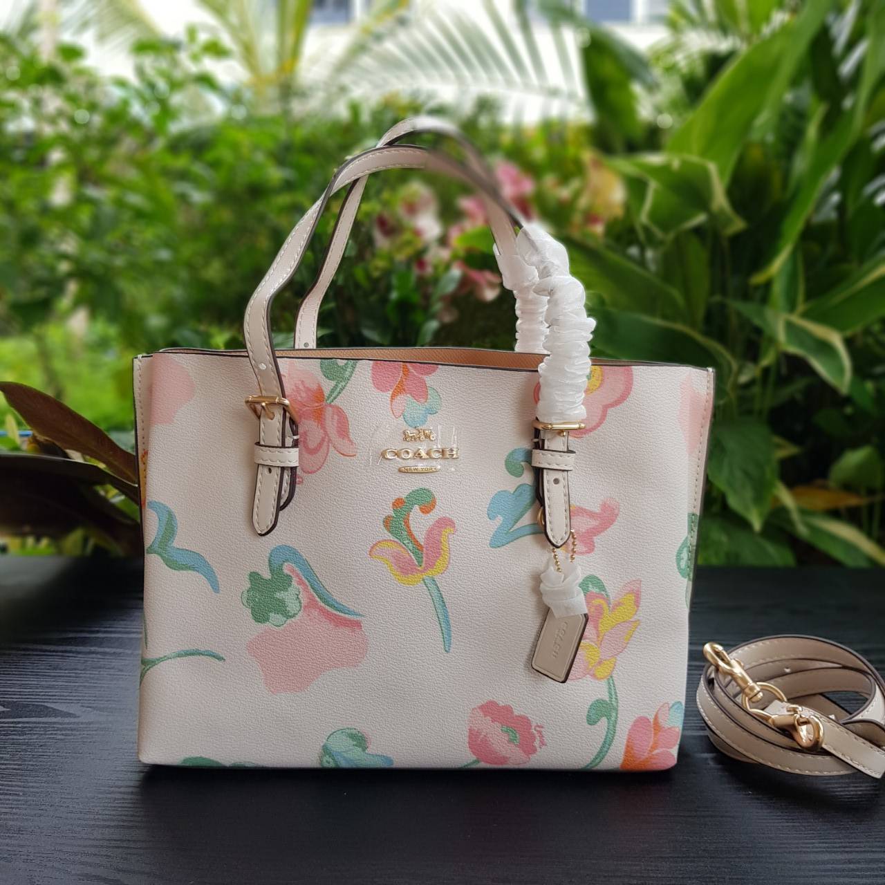 COACH C8217 MOLLIE TOTE 25 WITH DREAMY LAND FLORAL PRINT คอลใหม่ล่าสุด ยังไม่เข้า shop ไทย สวยๆแบบไม่ต้องรอพรีฯให้ยาวนาน กับกระเป๋าโท้ทไซส์เล็กที่สาวๆต่างก็ต้องปักใจรัก สวยสมใจ ดีไซน์ลวดลายดอกไม้ คละเคล้าเต็มใบ ละมุน สดใส น่าใช้สุดๆ วัสดุหนังแคนวาส ภายในโ