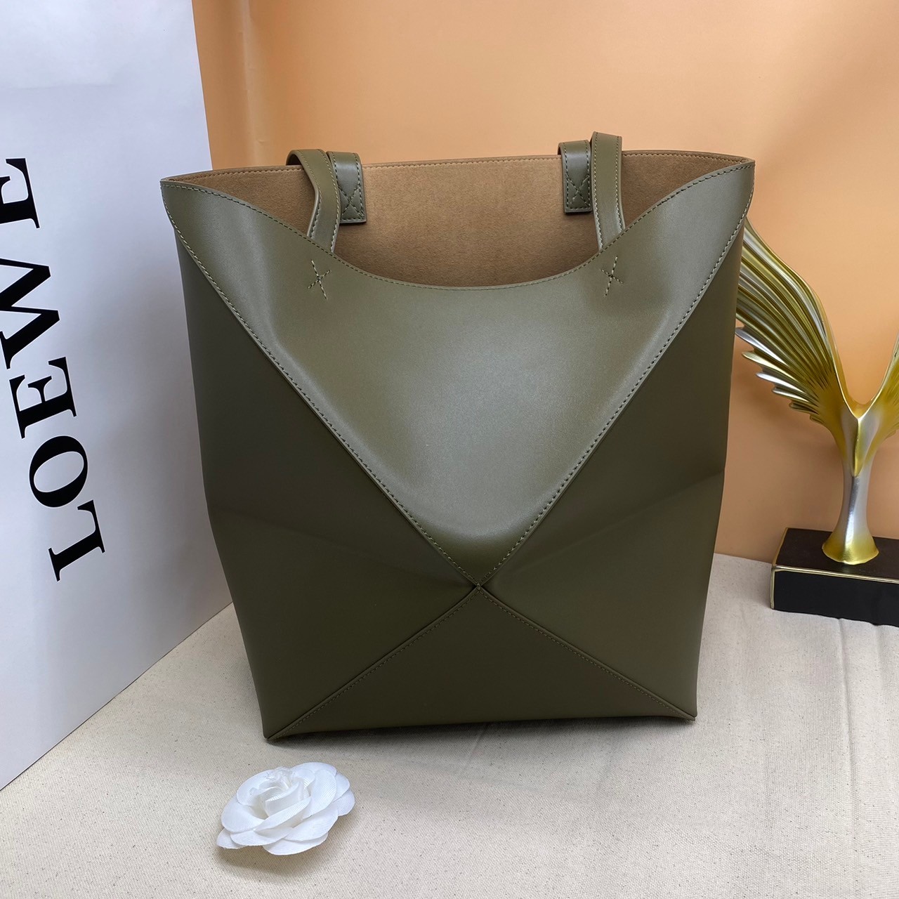 LOEWE Puzzle Fold Tote in shiny calfskin / LOEWE TOTE BAG 27cm พร้อมส่ง กระเป๋าทรงโท้ทใบใหญ่ ใช้งานง่ายเรียบหรู จุของได้เยอะ หนังเรียบสวยอยู่ทรงมาพร้อมสายสะพายยาวถอดได้ พับเก็บได้เป็นเอกลักษณ์