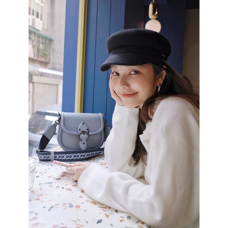 สวย หรู แถมสุดคุ้มกันเลยจร้าา💋 COACH BEAT SADDLE BAG ((C3837//C0749)) พร้อมส่งที่ไทยอีกครั้ง ห้ามพลาดค่าา!! กระเป๋าสะพายครอสบอดี้ร์ วัสดุหนังแท้ชั้นดีที่สุด! หนังสวย บวกกับอะไหล่แบรนด์ที่ดูเด่นคลาสสิคตรงด้านหน้าค่ะ เปิดปิดกระเป๋าแบบกดล็อค ภายในสาม