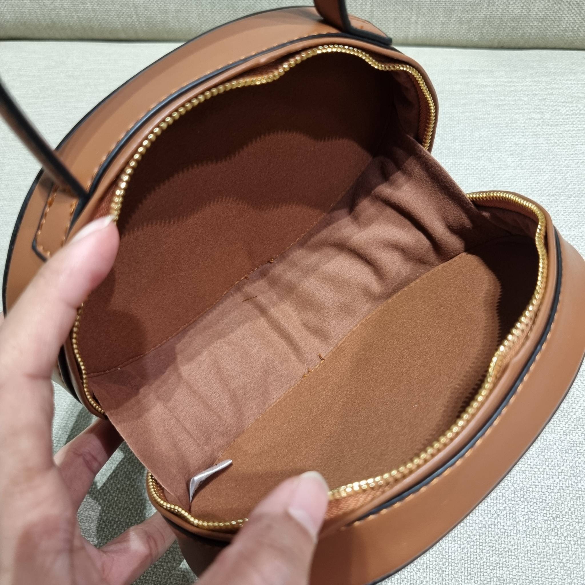 VIP 🥂 CELINE OVAL MINAUDIERE CUIR TRIOMPHE น้องน่ารักม้ากกกก!! น่ารักตะโกนไปเลย!! กับกระเป๋าทรง oval รุ่นแรร์ไอเท็ม ที่หายาก และ sold out ไปหลายรอบ!! น้องใบกะทัดรัด สำหรับสาวๆที่ชอบพกพกของแบบง่ายๆ ให้ชีวิตไม่ยุ่งยาก คล้องแขนใช้งานเก๋ๆ วัสดุหนังสัง