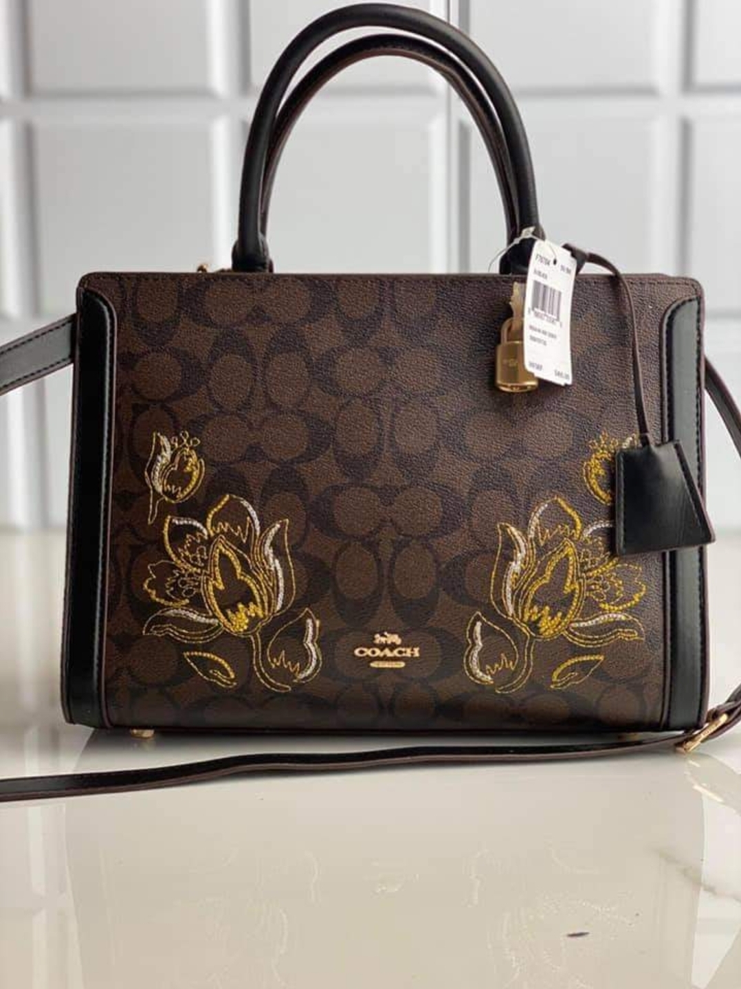 COACH ZOE CARRYALL IN SIGNATURE CANVAS เดอะเบสท์แห่งปี ต้องยกให้พี่คนสวยใบนี้เลย!! รุ่นที่สาวๆตามหา หายากอีกหนึ่ง กระเป๋าถือ/สะพายทรงสวย คลาสสิค ใบใหญ่จุคุ้ม มีดีเทลน่ารักๆที่แม่กุญแจ สามารถล็อคหัวซิปได้ กุญแจซ่อนในพวงหนังห้อยก็น่ารักไปอีก ภายในโล่งกว้าง 