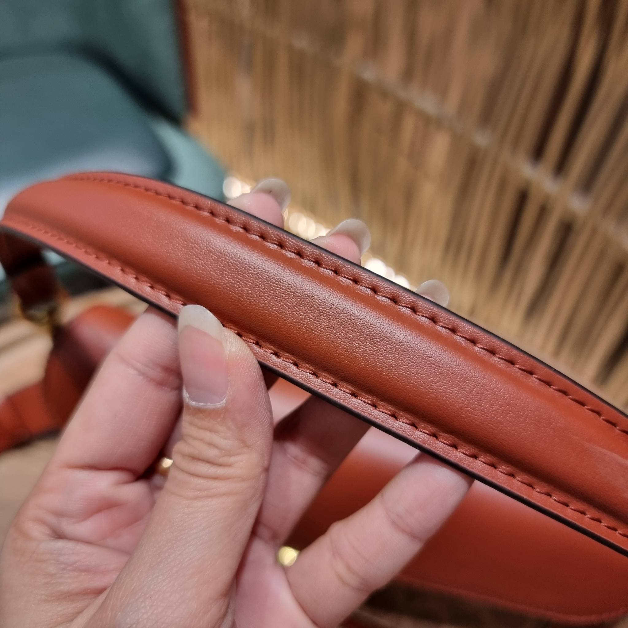 COACH TABBY SHOULDER BAG 26 IN SIGNATURE CANVAS WITH BEADCHAIN (6793,91215) กระเป๋าสะพายไหล่ ดีไซน์วินเทจย้อนยุค สวยคมชัด คลาสสิคใช้ได้ทุกลุค วัสดุหนังแท้สลับหนังแคนวาสเคลือบลาย เปิด-ปิดด้วยแม่เหล็กในตัว รับรองแน่นหนา ด้านหลังมีช่องแยก ภายในเป็นช่องโล่ง ข