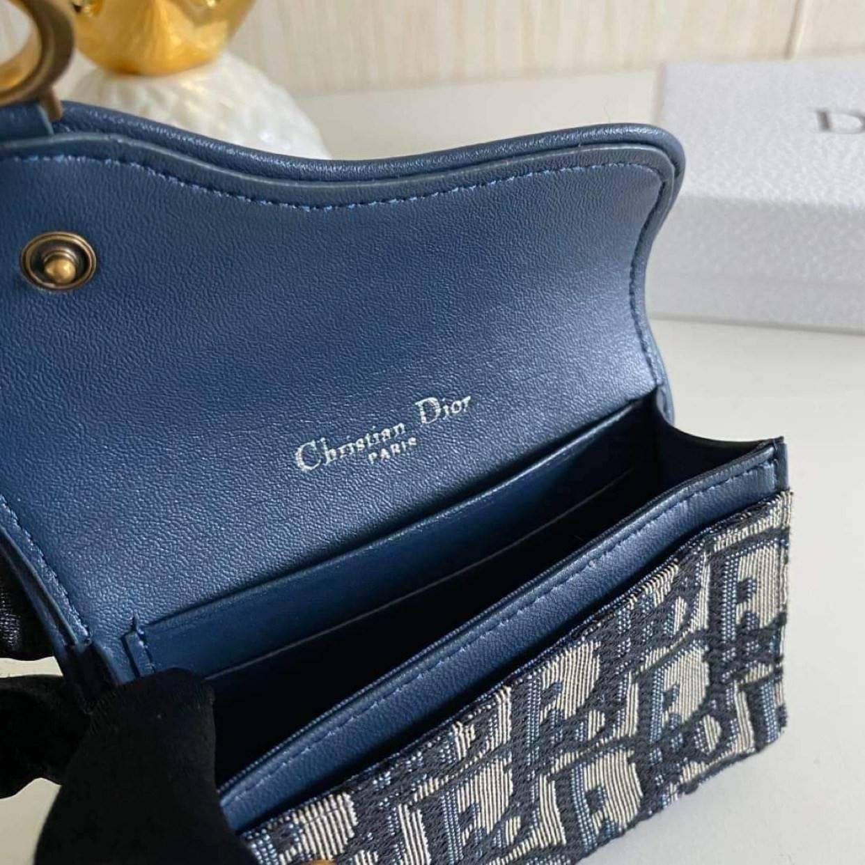 VIP 】DIOR MONOGRAM SADDLE FLAP CARD HOLDER กระเป๋าใส่บัตร ใส่เหรียญ วัสดุหนังแท้ และผ้า Jacquard อย่างดี ทอสวยงามที่สุด ผสมผสานความสง่างามและคลาสสิกที่เข้ากับยุคสมัย ด้านหน้าโดดเด่นด้วยซิกเนเจอร์ของ Christian Dior อะไหล่สีทองอ่อน เงางาม เป็นอีกหนึ่งรุ่นที