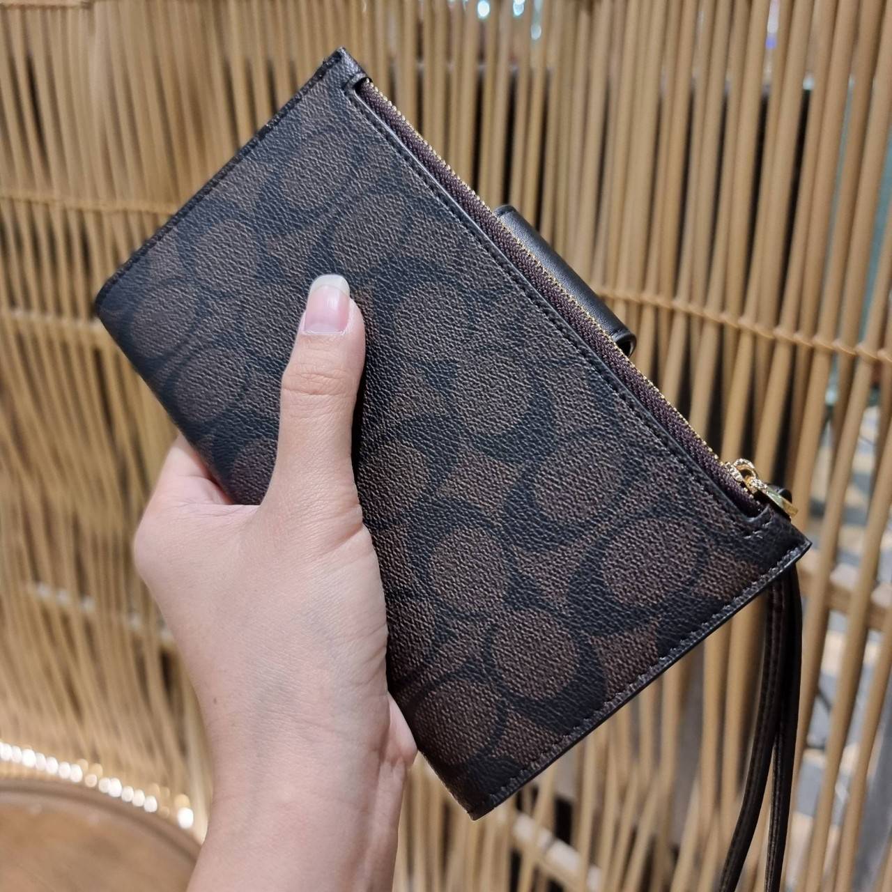 พร้อมส่ง 7 สี COACH C2874 TECH WALLET IN COLORBLOCK SIGNATURE CANVAS จัดให้สีใหม่ก่อนใคร!! ดีไซน์ใหม่ คอลเลคชั่นสวยหรู กระเป๋าสตางค์พร้อมสายคล้องมือ ง่ายต่อชีวิตมากจ้า!! มันดีอะไรเบอร์นี้ ใส่ได้ทั้งบัตร และโทรศัพท์ก็ใส่ได้ทุกรุ่น แถมยังมีช่องซิปแยกไปอีก ช