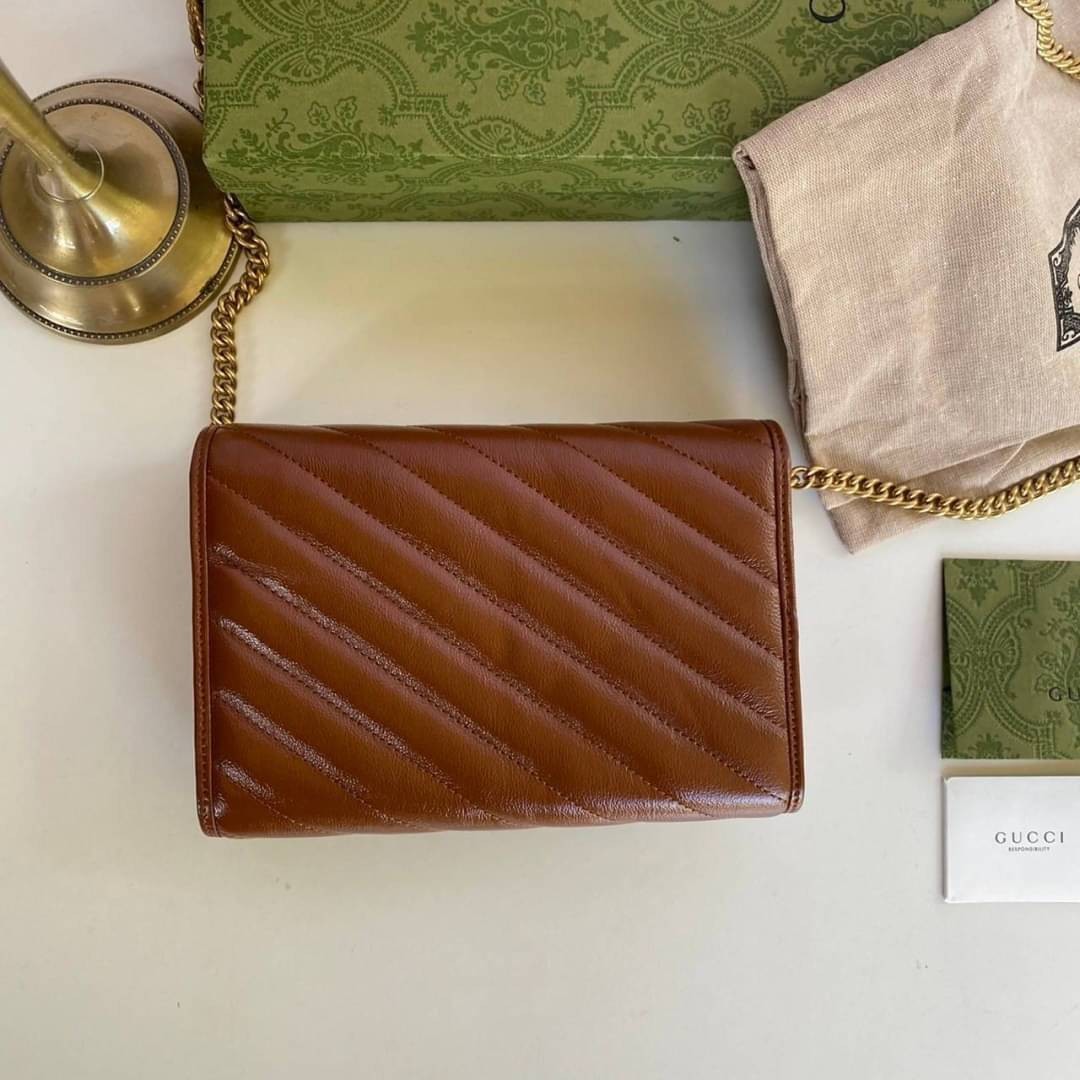GUCCI Marmont Wallet on chain Leather / GG Marmont Chain Wallet เกรดเทพออริจินอล หนังแท้ งานสวยน่ารักมาก ใส่โทรศัพท์ได้ทุกรุ่น หนังวัวแท้นิ่มมาก ใส่การ์ด ใส่บัตร ได้เยอะมากๆ ฝ่าปิดแบบกระดุมใช้งานง่าย *กระดุมมีโลโก้ Gucci * งานสวยละเอียดยิบย่อยทุกจุด ภาพถ่