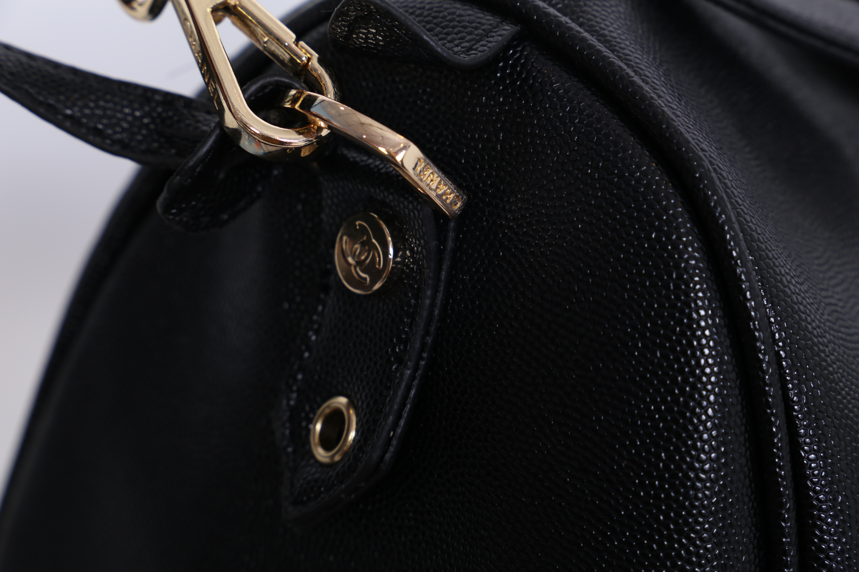 CHANEL Caviar Small Travel bag / CHANEL CAVIAR LARGE HANDBAG / chanel travel bag กระเป๋าเดินทางขนาดพอเหมาะ อะไหล่ทอง วัสดุหนังลายคาร์เวียร์ สวยหรูน่าใช้ น้ำหนักเบา มาพร้อมแท็กหนังแบรนด์อะไหล่ทอง และแท็กหนังใส่กุญแจ