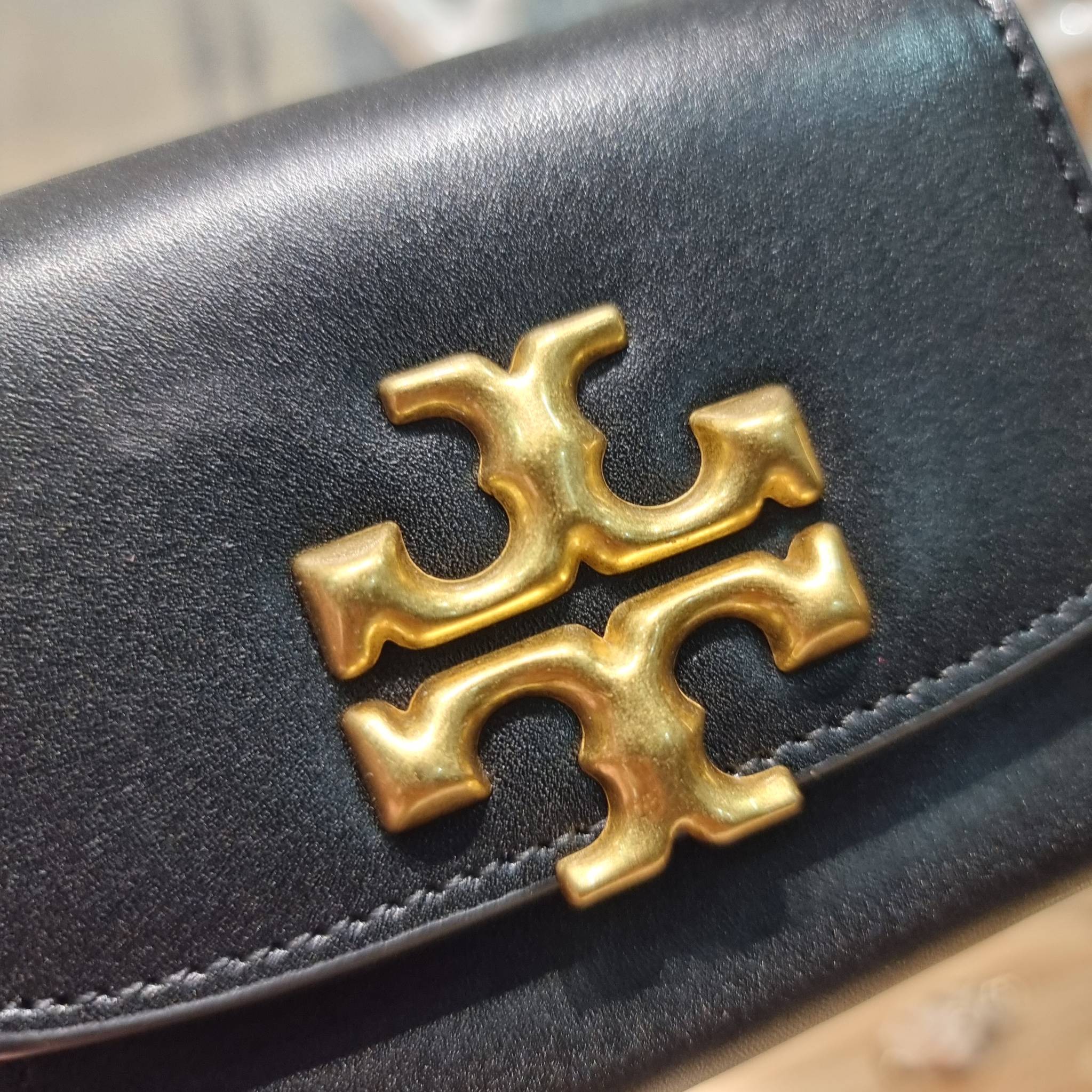 Tory wallet bag / TORY BURCH ELEANOR COMPACT WALLET กระเป๋าสตางค์ใบสั้นรุ่นขายดี แบบพับ ตัวมัมตัวแม่มากๆ ดูหรูหราทุกสี ดีไซน์คลาสสิค ขนาดกำลังพอเหมาะ โดดเด่นด้วยโลโก้สีทองดูแพง