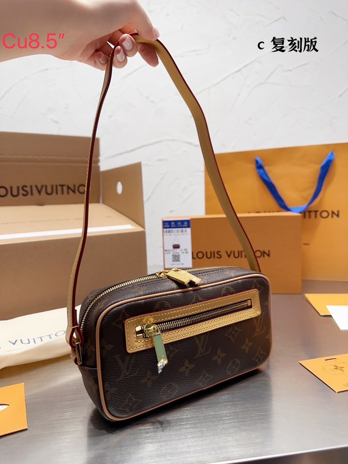 LV Monogram Pochette Cite shoulder bag กระเป๋าสะพาย รับรองว่าดีงาม ลูกเล่นคลาสสิคผสาน ขนาดน่ารัก ภายในเป็นช่องโล่ง ใบนี้ปรับใช้ได้หลายสไตล์ ลุคไหนๆก็ตอบโจทย์ หรือจะยกเป็น everyday bag ก็ใช่เลย แนะนำจริงๆจ้า