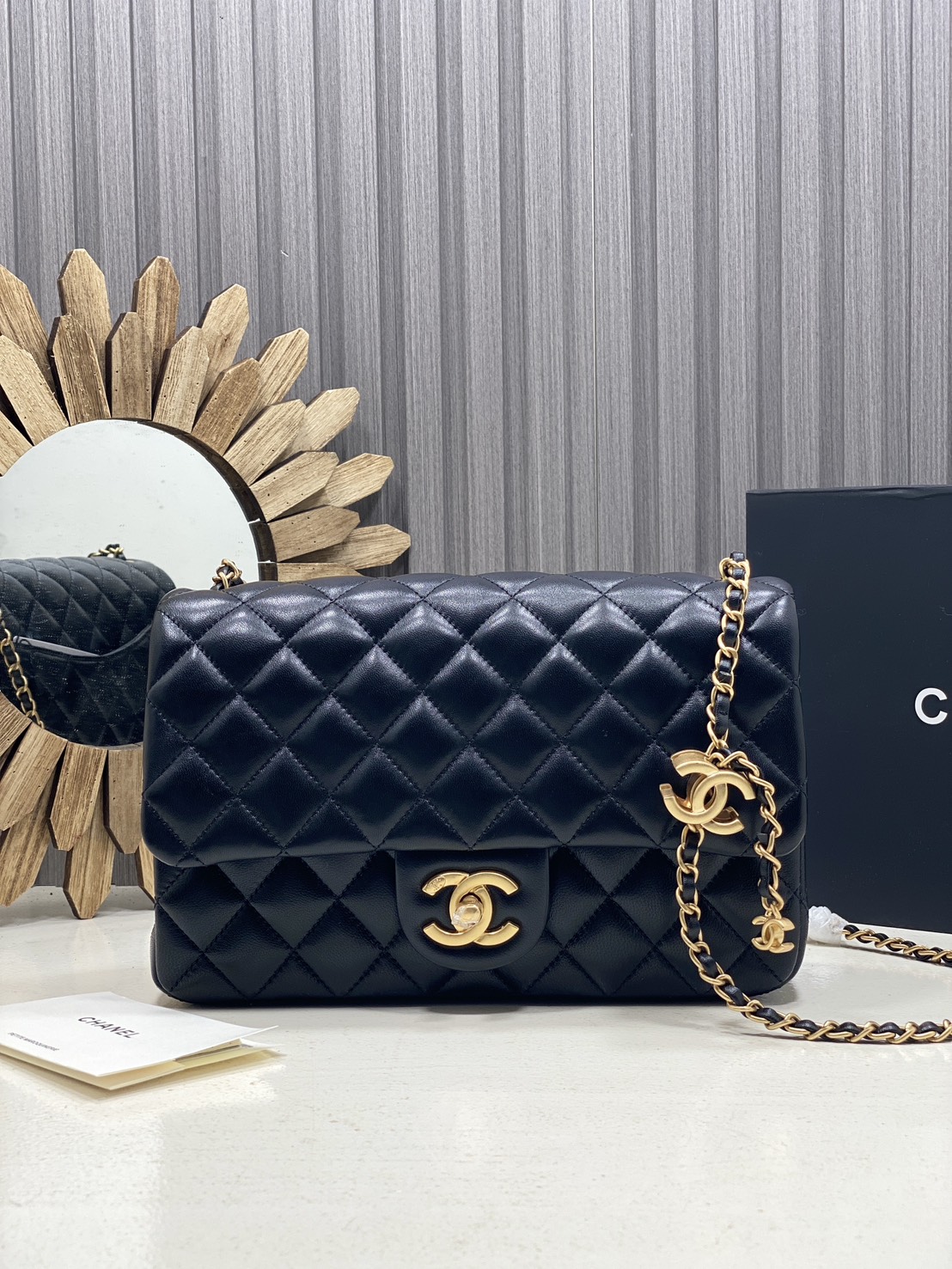 ORI หนังแท้ | Chanel Classic Flap Bag กระเป๋าสะพายรุ่นคลาสสิก สายประดับโลโก้สวยหรูอะไหล่สีทองสวยงาม