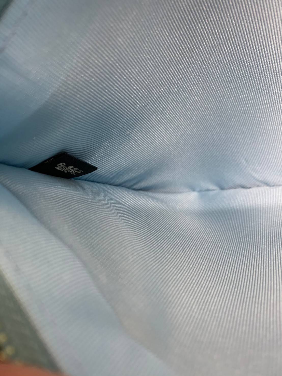 COACH C4086 MOLLIE TOTE 25 IN SIGNATURE JACQUARD WITH STRIPES แจกความสดใสด้วยลุคคัลเลอร์ฟูล กระเป๋าทรงโท้ท มินิไซส์ ตกแต่งลายเอกลักษณ์ถักทออยู่บนผ้า jacquard ตัดกับลายเส้นสีสันสวยงาม ลงตัวไม่ซ้ำใคร ภายในเป็นช่องโล่ง มีช่องซิปกลางใส่ของได้ ขนาดกำลังดีแบบใส