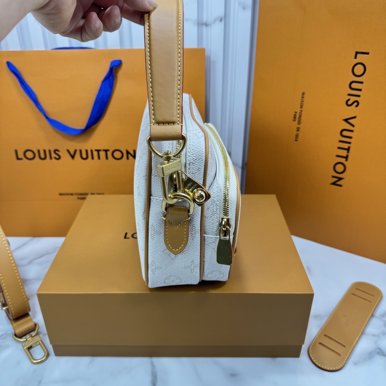ORI หนังแท้ | LV Nil Messenger Bag / Nil D16 / Nil G71 กระเป๋าสะพายทรงแมสเซ็นเจอร์ พร้อมพอคเก็ตซิปหน้า และหูจับถอดได้ ถือเป็นคลัทเท่ๆ ได้เลย มาพร้อมรองบ่า/สายสะพายถอดได้ สะดวกใช้งาน