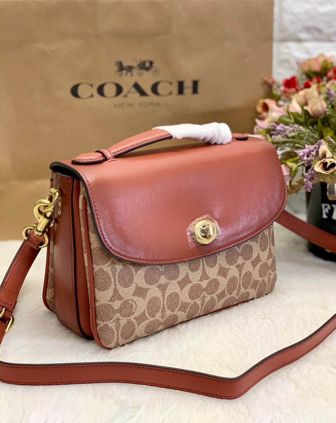 COACH CASSIE CROSSBODY BAG((68349//68348)) พร้อมส่งค่ะ! รุ่นฮิต กระเป๋าหิ้วได้//สะพายข้างหรือครอสบอดี้ร์ได้ หนังแท้นิ่มสวย เปิดปิดกระเป๋าแบบหมุนล็อค ภายในกระเป๋ามี3ช่องให้ใส่ของ แต่ล่ะช่องกว้าง สามารถใส่กระเป๋าเงินใบยาวได้;ของอื่นๆได้จุทีเดียวค่ะ ;มีช่องซ