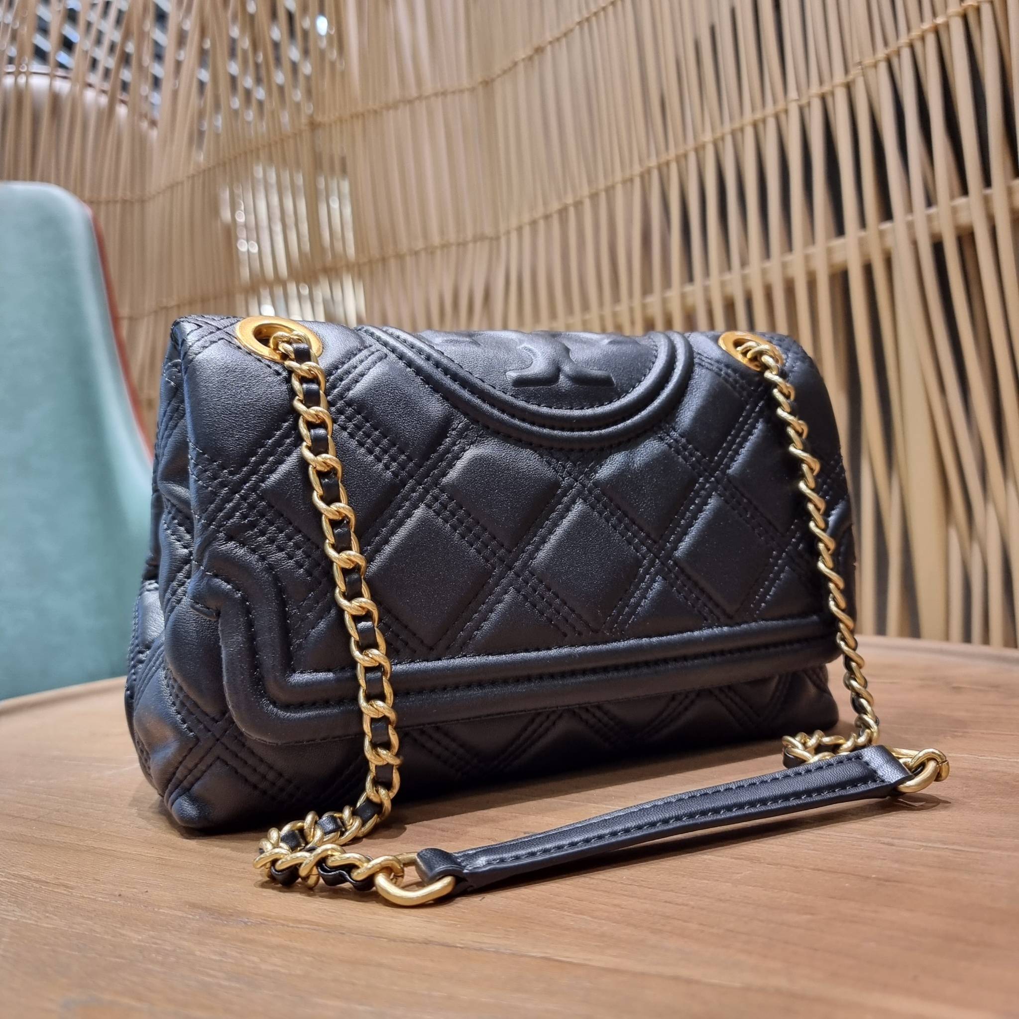 TORY BURCH FLEMING SOFT CONVERTIBLE SHOULDER BAG รุ่นหายากที่สาวๆตามหา มาพร้อมเสิร์ฟความสวยถึงบ้านไปเลยจ้า รอบนี้คัดสีสวยๆมาให้ได้ช้อปกันอย่างจุใจไปเลย กระเป๋าสะพายไหล่ หนังแท้นิ่มเต็มใบ สวยหรูดูแพง เปิด-ปิดด้วยตัวกดล็อคแน่นหนา สายสะพายในตัวปรับใช้ได้ 2 แ