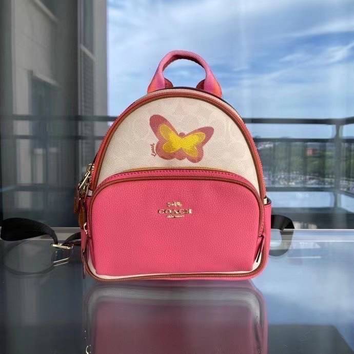 COACH Mini Court Backpack In Signature Canvas With Butterfly / With Radish C8259 C8257 🌈ต่อกันเลย สวยกันก่อน วางน้องไม่ลงเลยจริงๆค่าา😍 พร้อมส่ง! ยังไม่เข้าไทย กับกระเป๋าสะพายหลังแบบมีหูหิ้วในตัว บอกก่อนเลยว่าหนังของน้องทั้งนิ่ม ทั้งสวย อย่