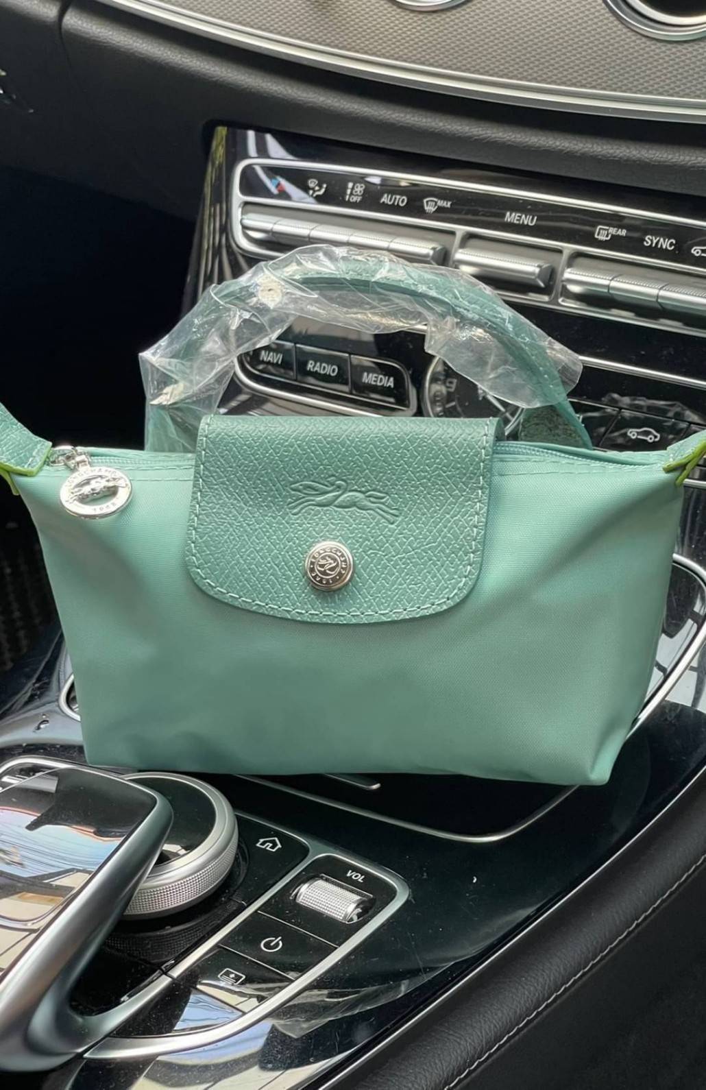LONGCHAMP LE PLIAGE ORIGINAL Pouch with handle กระเป๋าถือขนาดมินิทรงpouch ให้ความหรูหราจาก Le Pliage (เลอ ปลิยาจ) ในขณะที่ที่ปิดแบบซิปช่วยให้คุณมั่นใจได้