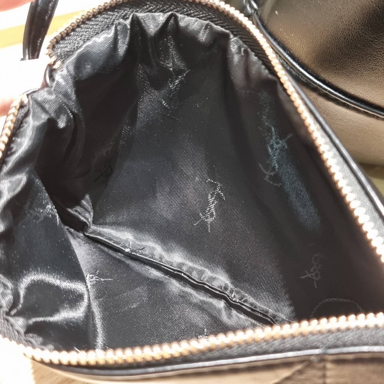 YSL jamie shopping bag ครบเครื่องตัวมัมเค้าใช้กัน ดีไซน์ใหม่! กับกระเป๋าสะพายใบใหญ่ เรียบหรู ดูปัง ดูแพง สีดำคลาสสิคตัดกับอะไหล่สีทองได้อย่างลงตัว