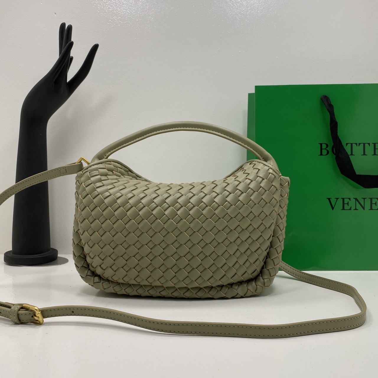 BOTTEGA intrecciato leather Snap Handle Handbag กระเป๋าถือ/สะพาย ดีไซส์สานเป็นเอกลักษณ์ หูจับในตัว หนังสวยงาม เกรดออริ สลับแท้ 1:1 ใช้งานต่างประเทศได้