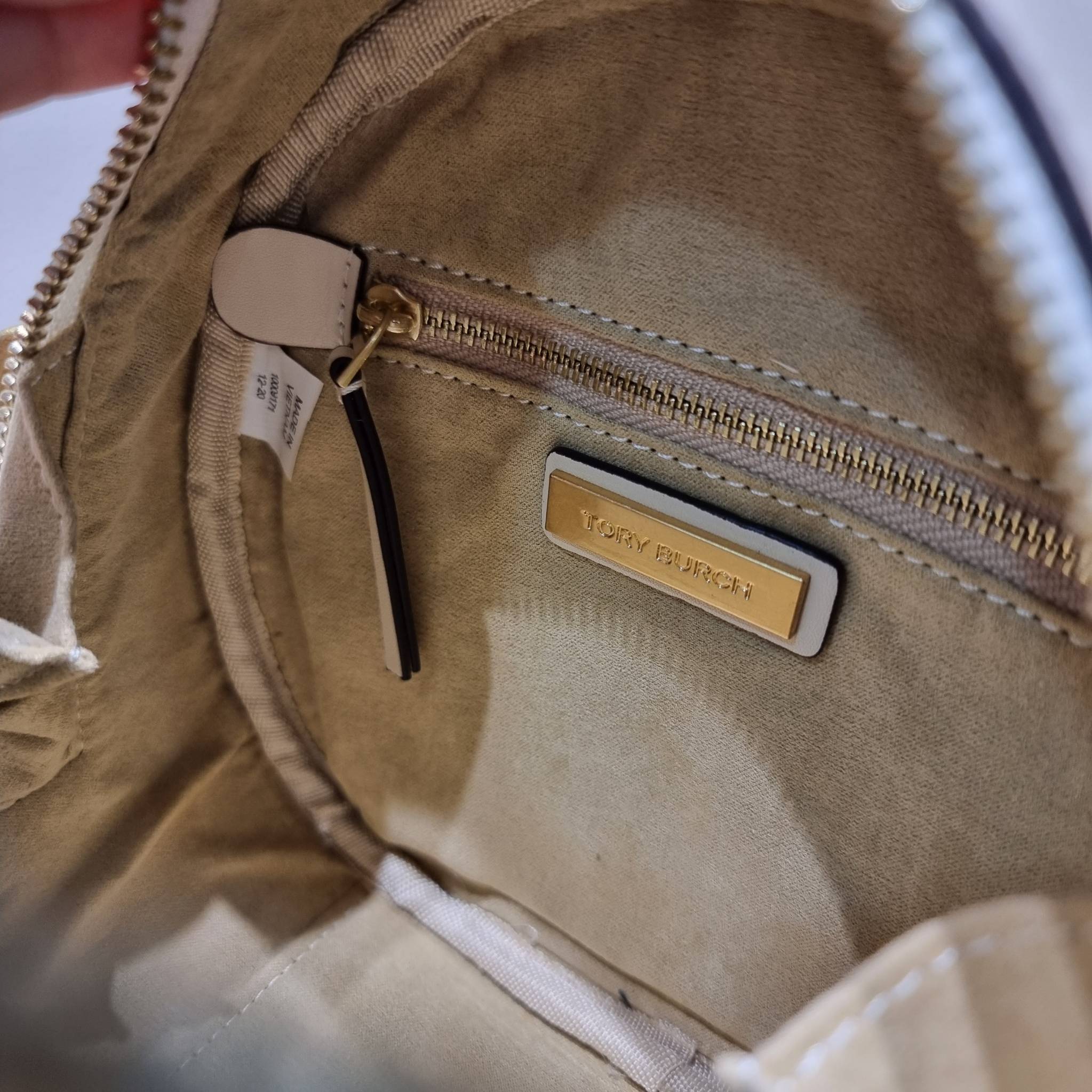 TORY BURCH T MONOGRAM FLORAL MOON CROSSBODY BAG คอลเลคชั่นใหม่ น่ารักให้ใจไปเลย กับประเป๋าสะพายทรงสวย ดีไซน์ใหม่ล่าสุด สไตล์งานคราฟ มีลูกเล่นประดับดอกไม้