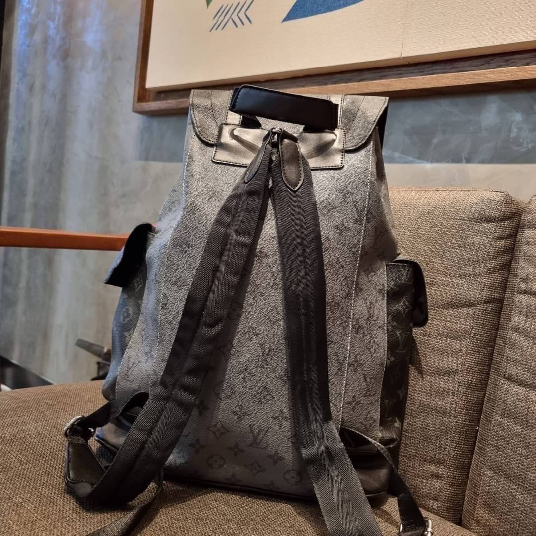 LV Christopher PM Monogram Eclipse Reverse เป้สะพายหลังใบใหญ่ LV MONOGRAM BACKPACK ที่หนุ่มๆตามหากันมากที่สุด LONG WEEKEND กระเป๋าใบใหญ่ต้องมี!! รุ่นสุดฮอต!! ด้วยรูปทรงที่คลาสสิค สไตล์เอกลักษณ์ วัสดุหนังแคนวาส ทนทาน
