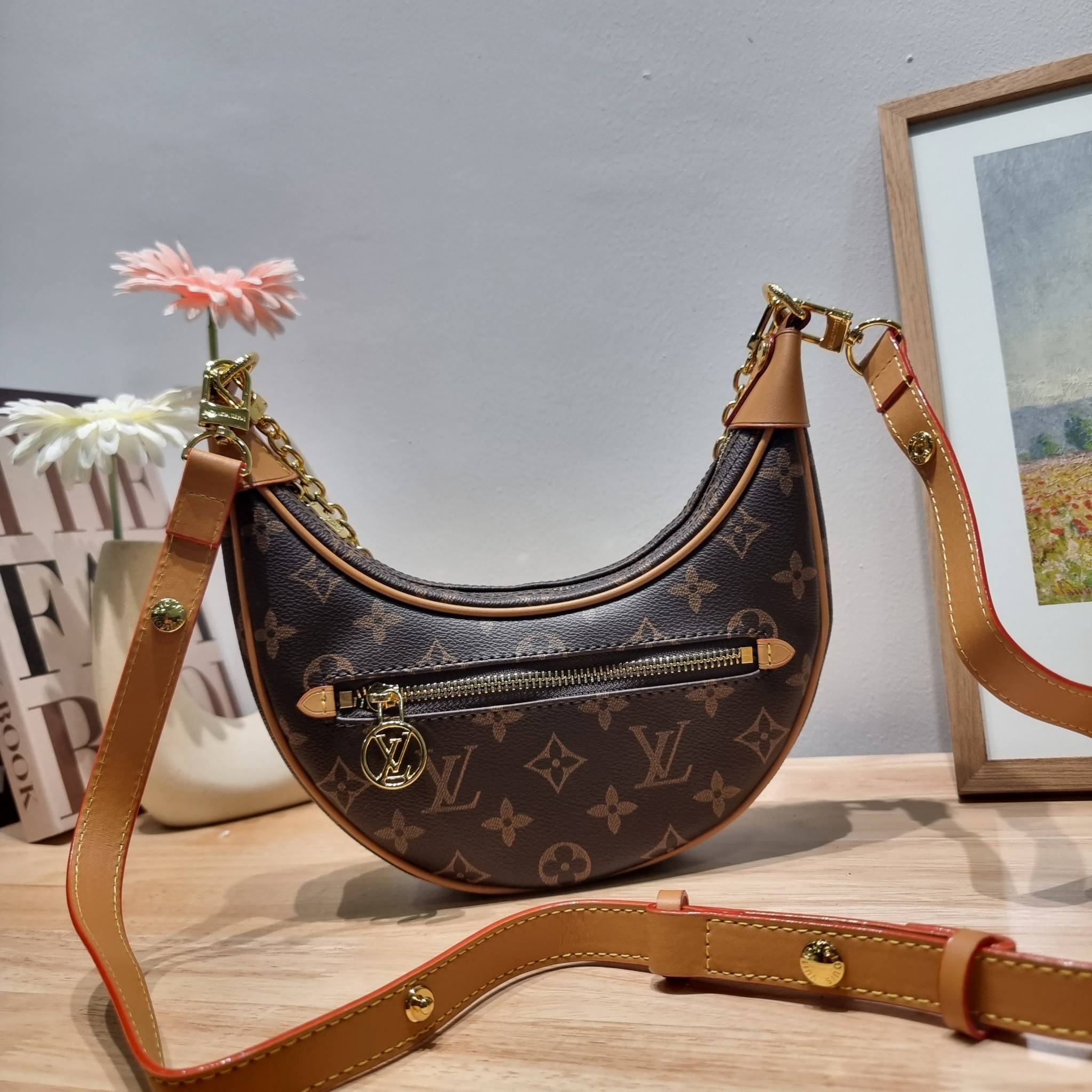 LV loop bag New in!! กับ box set ชวนสะสม ที่จับเอารุ่นยอดฮิต มามิกซ์รวมกับไอเท็มสุดคุ้มของมันต้องมี!! จัดเรียงให้อยู่ในกล่องสุดหรู ไม่ว่าจะตัวกระเป๋า กระเป๋าสตางค์ กระเป๋าจิ๋ว ใบไหนๆก็นำมาใช้งานได้จริง คุ้มค่ามากๆ แถมฟรี! ริบบิ้นลายลิมิเต็ด รวมรวบไว้ให้ได