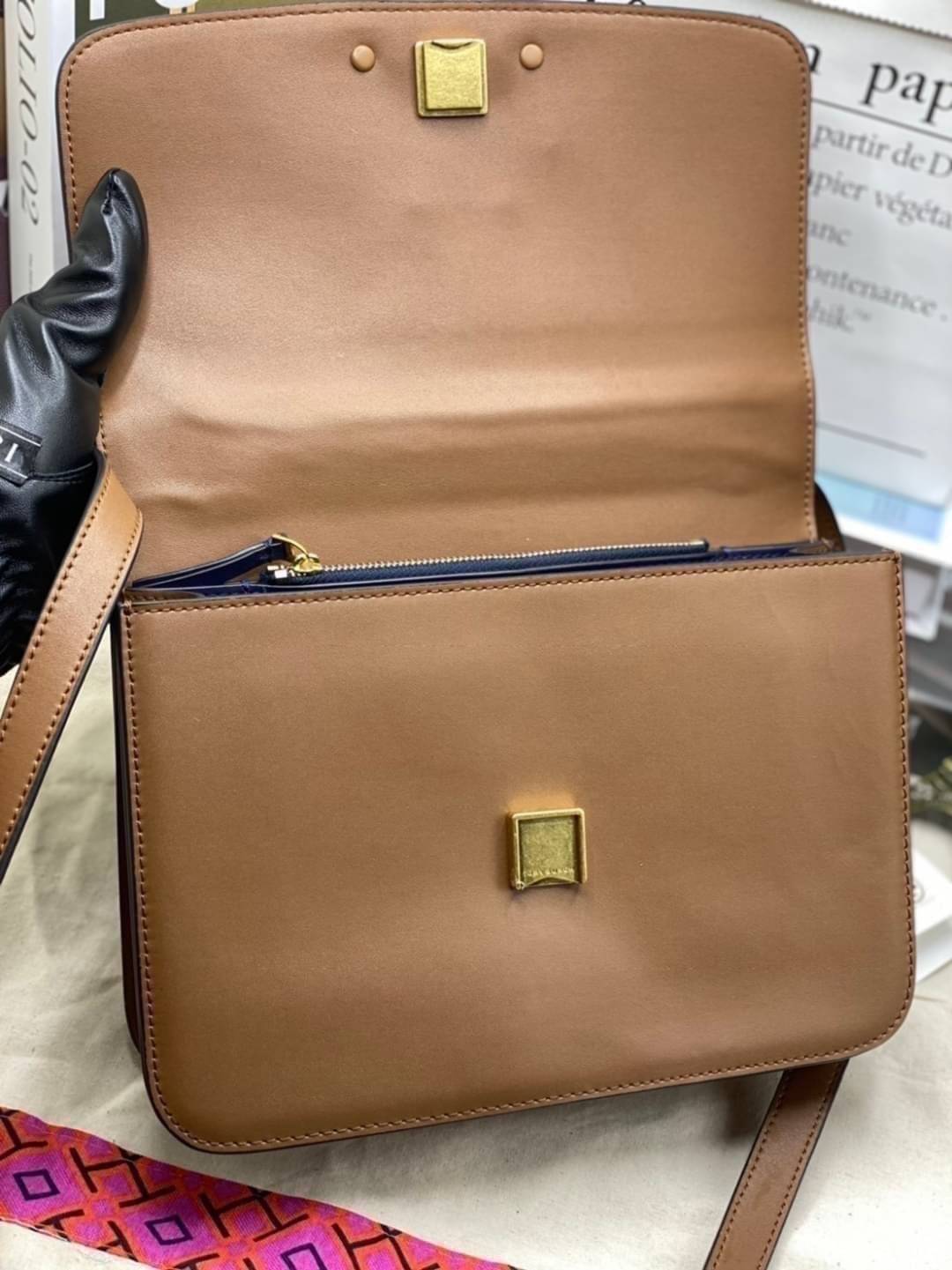 Tory Burch 75003 Eleanor Medium Convertible Shoulder Bag พร้อมส่งที่ไทย อีกรุ่นที่น่าครอบครองมากๆค่ะ กระเป๋าสะพายข้างและทบสายเป็นคล้องไหล่ได้ หนังแท้ชั้นดี ใช้ได้กับทุกๆโอกาส ห้ามพลาด ก่อนหมดนะคะ!!