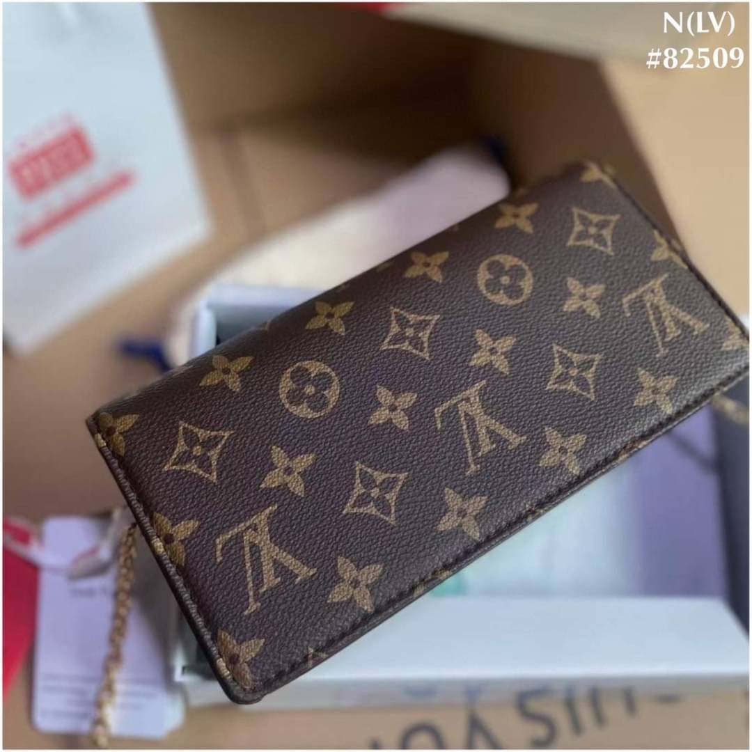 LV Wallet On Chain Lily Monogram Canvas กระเป๋าสะพายทรงพอชคลาสสิค รูปทรงสี่เหลี่ยมเพรียวบางเข้ากับลุคเรโทรเรียบหรู ดีไซน์เรียบหรู ลายโมโนแกรม