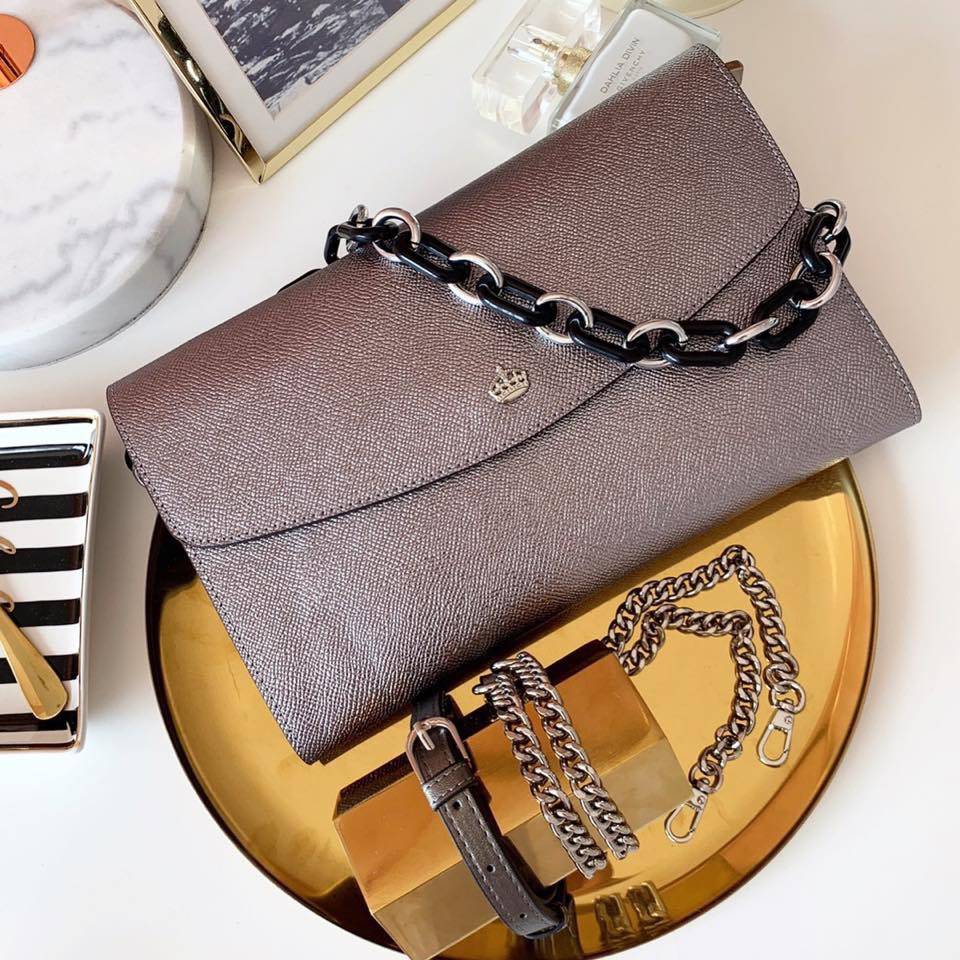 คลัชมาใหม่ สัปดาห์นี้ค่า ‘ Stair ‘ Clutch bag ✔️รอบนี้เข้าเพิ่มอีก 5 ลายเลยน๊า หลังจากปล่อยคอลเลคชั่นแรกออกไปแล้วได้รับความนิยมมากๆ รอบนี้จัดเฉดสีกลางๆ ให้แมทช์ง่ายกับชุดด้วยค่า **หนังวัวแท้ค่า