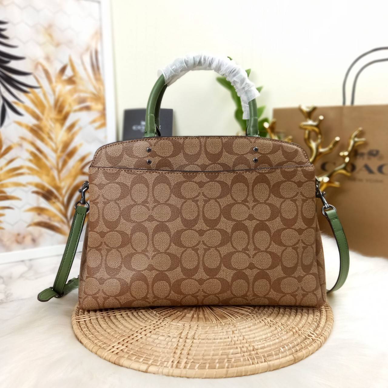 หัวใจจะวาย!! ละมุนมาก ลุคคุณหนูสุดๆ COACH MINI LILLIE CARRYALL (COACH F91494)🌺 ใช้ดีจนต้องบอกต่อ อีกแล้วจ้า ใครๆก็ถามหา😍>>>ทรงถัง รุ่นใหม่ 10 นิ้ว ขนาดกำลังดี เหมาะมือมาก มี 3 ช่องด้านใน ช่องกลาง เปิด-ปิด ด้วยซิป ส่วน 2 ช่องด้านข้