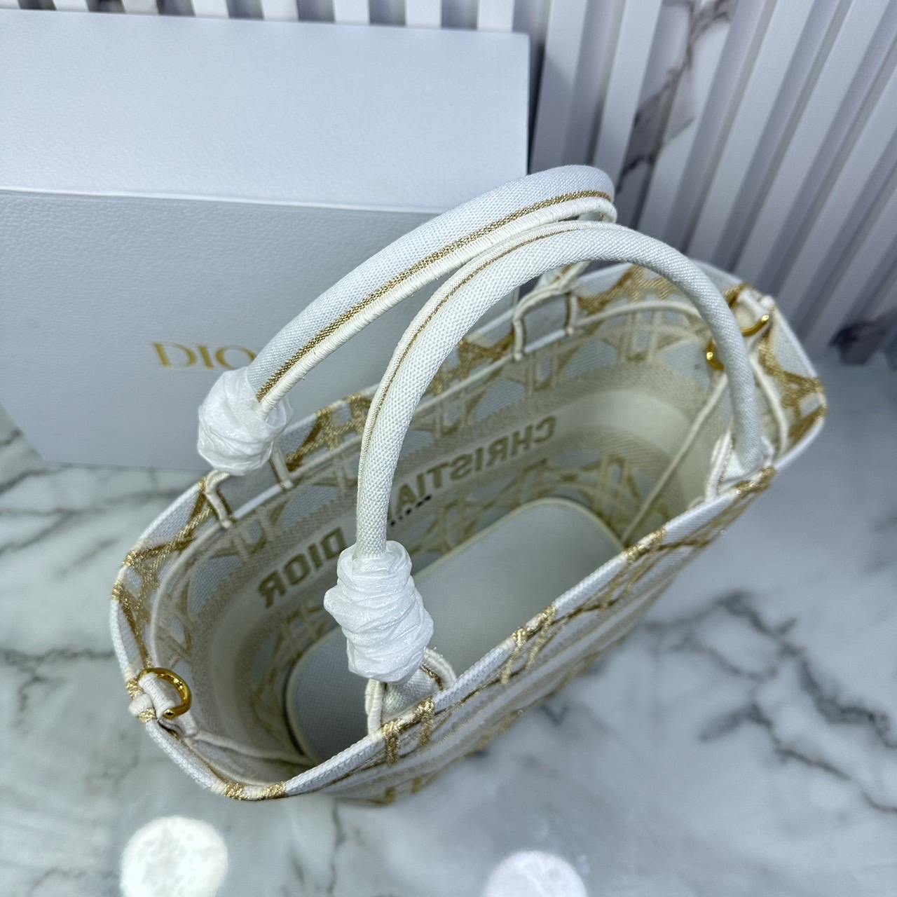 DIOR Hat Basket Bag / DIOR NEW LINE TOTE / DIOR KID TOTE กระเป๋าทรงโท้ทรุ่นใหม่ เอกษณ์ความหรูหรา โดดเด่นสวยงาม เกรดออริ 1:1 ใช้งานต่างประเทศได้