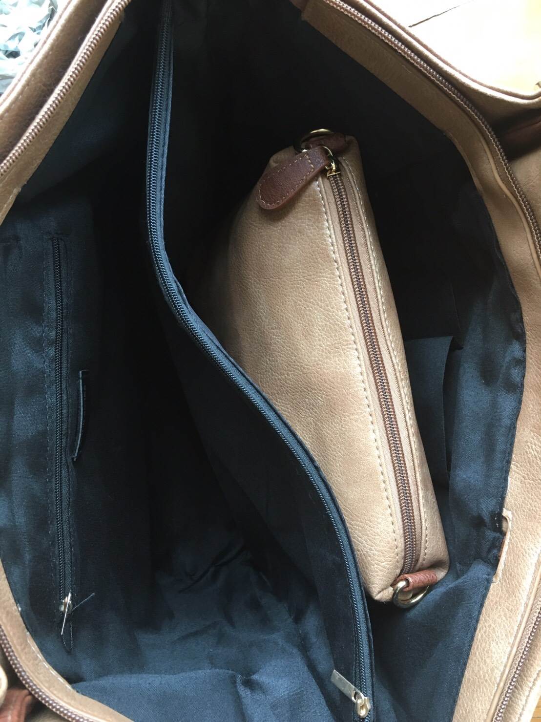 New Arrival สีใหม่ คาราเมล สวยมาก !! ซื้อ 1 ได้ถึง 3 กระเป๋า ทรง Tote จากแบรนด์ David Jones ค่า ทรงนี้ นิยมถือกันมากๆ บอกเลยใบนี้ ของจริงสวยคะ หนังนิ้ม นิ่ม ค่า #ดีต่อใจ 😁❤️ 〰〰〰〰〰 รุ่นใหม่ล่าสุด หนังนิ่มมาก ใบนี้ มีใบเล็กแถมให้อีก 2ใบค่ะ จะ