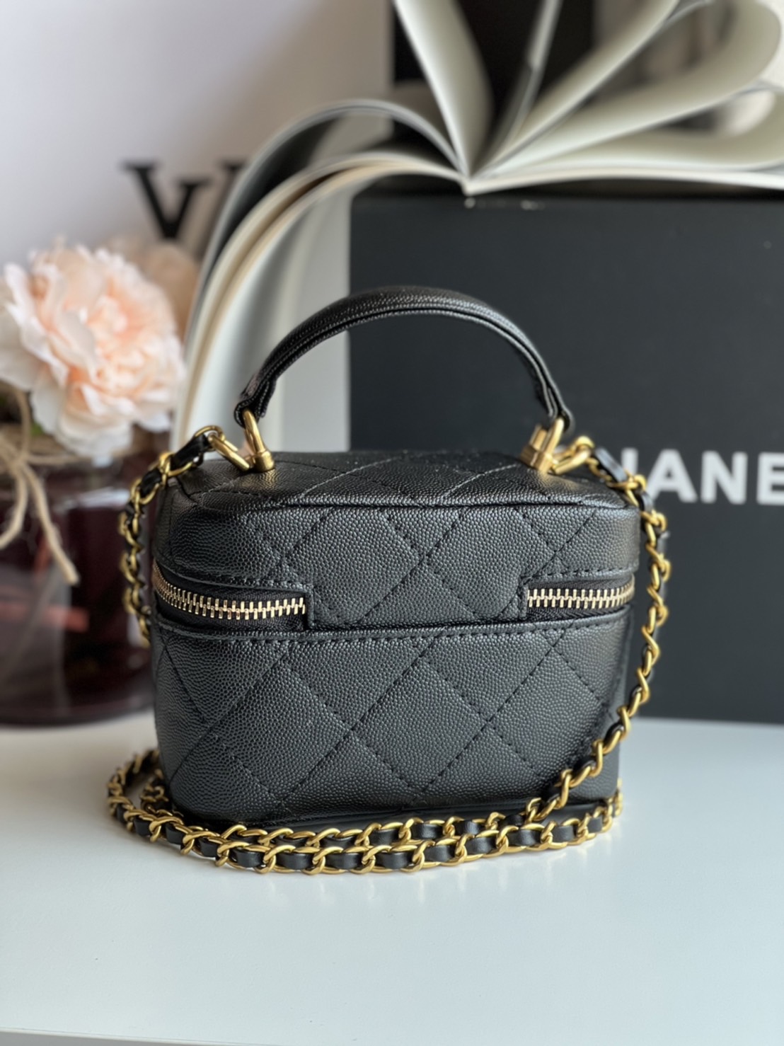 หนังแท้ Chanel Micro Bag / CHANEL Small Vanity Case Caviar Leather / Chanel vanity chain mini พร้อมส่งที่ไทย กระเป๋าสะพายข้างขนาดเล็กน่ารัก ดีไซน์คลาสสิคเรียบหรูเข้ากับทุกลุ๊คแบบไม่มีเอ้าท์ ไอเท็มนี้แนะนำสวยน่าใช้ ไม่ควรพลาดเลยค่าา