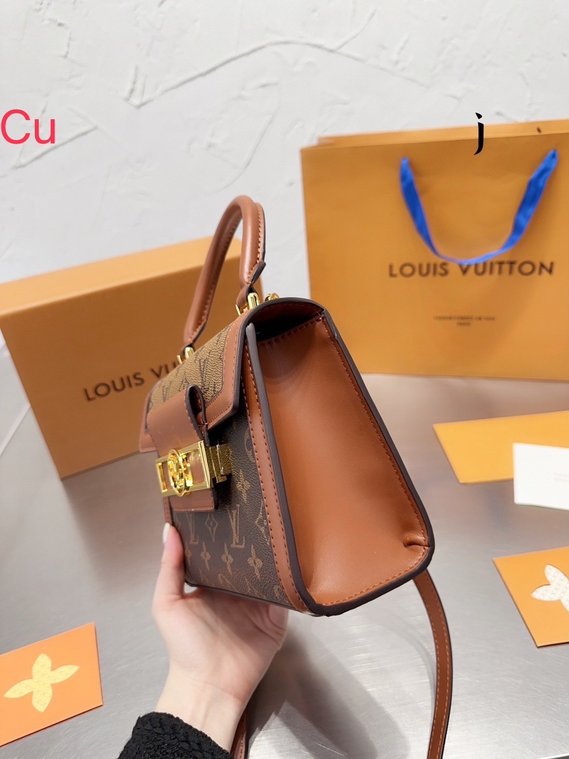 LV Dauphine Capitale Bag / LV HandBag กระเป๋าสะพายข้าง พร้อมหูจับในตัวใช้งานว่าย พิมพ์ลายโมโนแกรมสุดหรูจากแบรนด์ดัง ภายในจุของได้เยอะ ขนาดกำลังสวย ใช้เป็น every look ได้เลยค่ะ ใบนี้คือสวยหรู คุ้มสุดๆไม่ควรพลาดเลยค่า