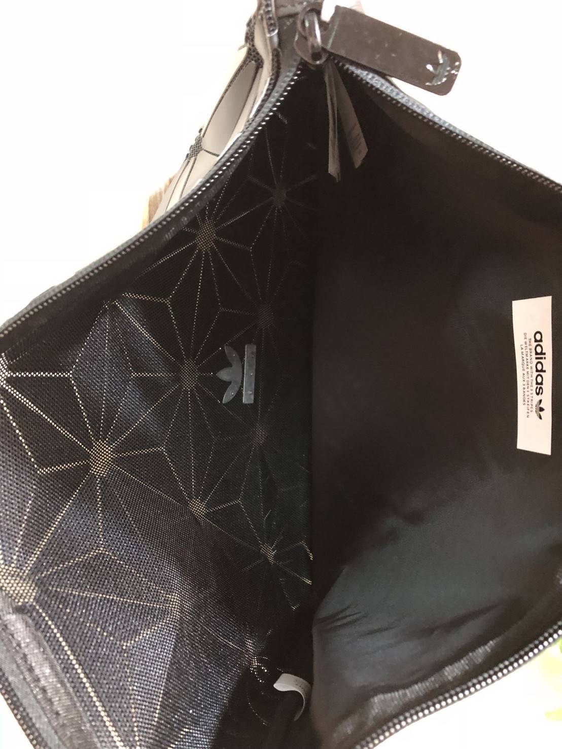 Adidas 3D SLEEVE ใส่โน๊ตบุคขนาด 12 นิ้วได้ ใบนี้หายาก สามารถถือเป็นคลัช ใส่ของพกพาสะดวก ใส่เครื่องสำอาง ได้มาจำนวนจำกัด รุ่นนี้ใส่ A4 ได้นะคะ