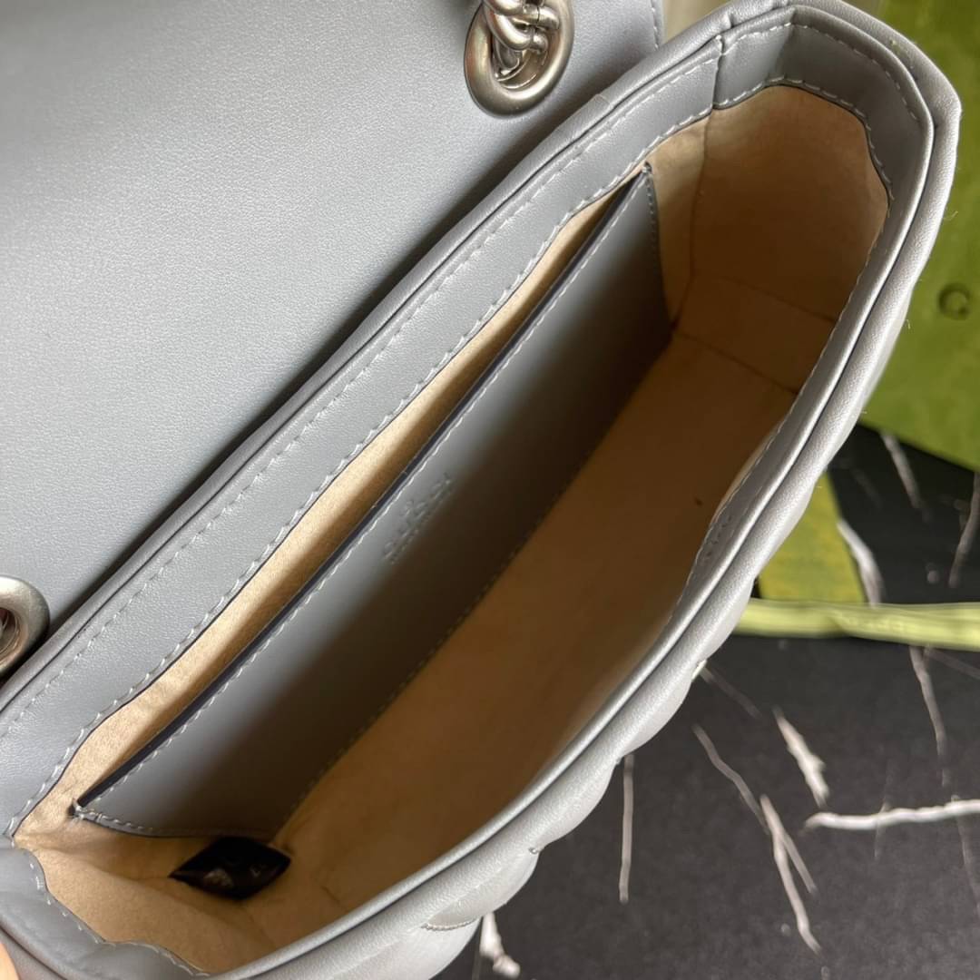 หนังแท้ GUCCI GG Marmont leather shoulder bag แบบใหม่ล่าสุด ราคานี้หนังแท้คือคุ้มมากเลยค่าสาวๆ ต้องจัดแล้วน้าา ยกระดับความหรูให้กับตัวเองกันหน่อย ด้วยกระเป๋ารุ่นนี้!! ครอสบอดี้ที่ดีไซน์หรู อัพเลเวล ในราคาที่จับต้องได้ พร้อมเสิร์ฟความสวยตรงถึงบ้านแล้วจ้า